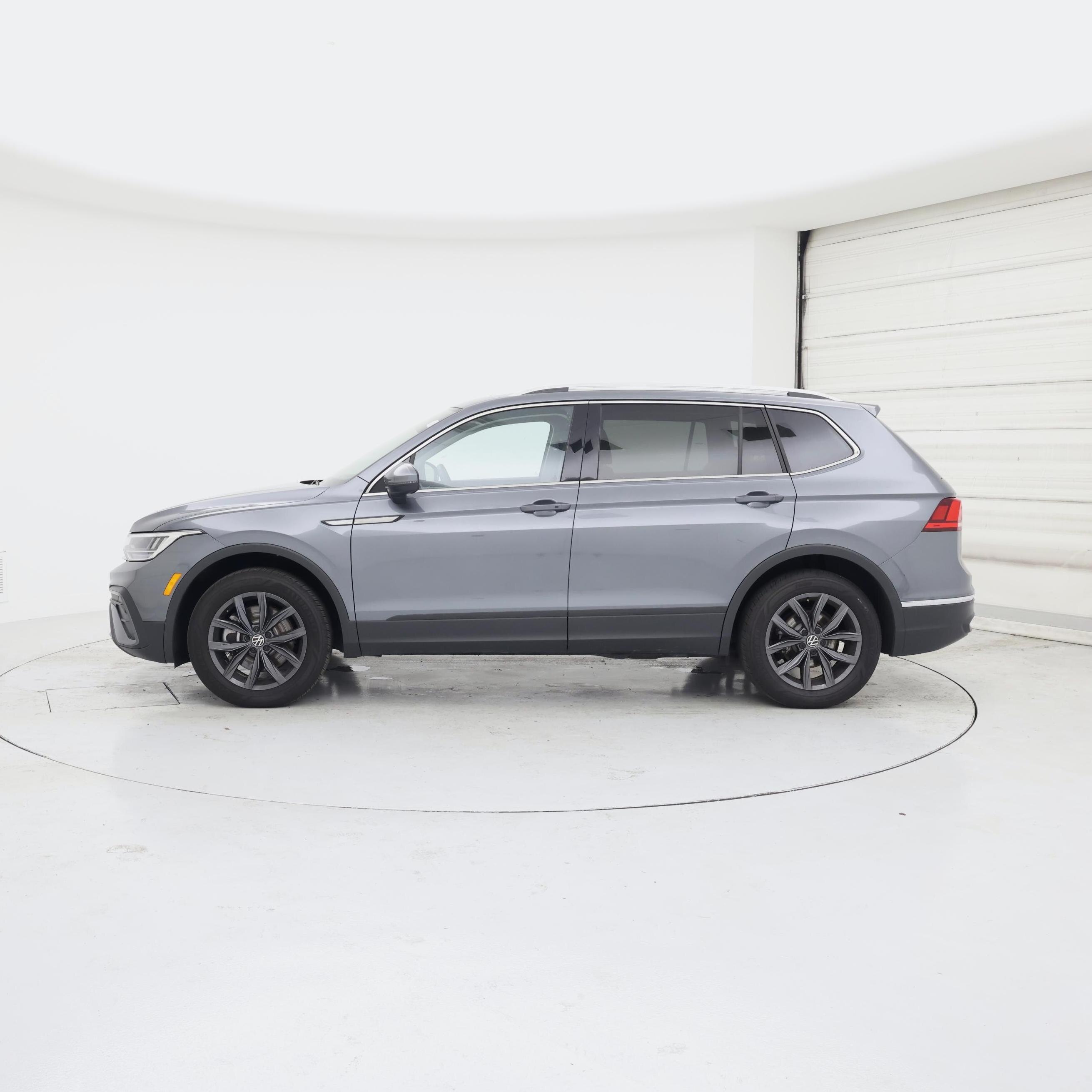 Thumbnail: 2023 Volkswagen Tiguan - 3