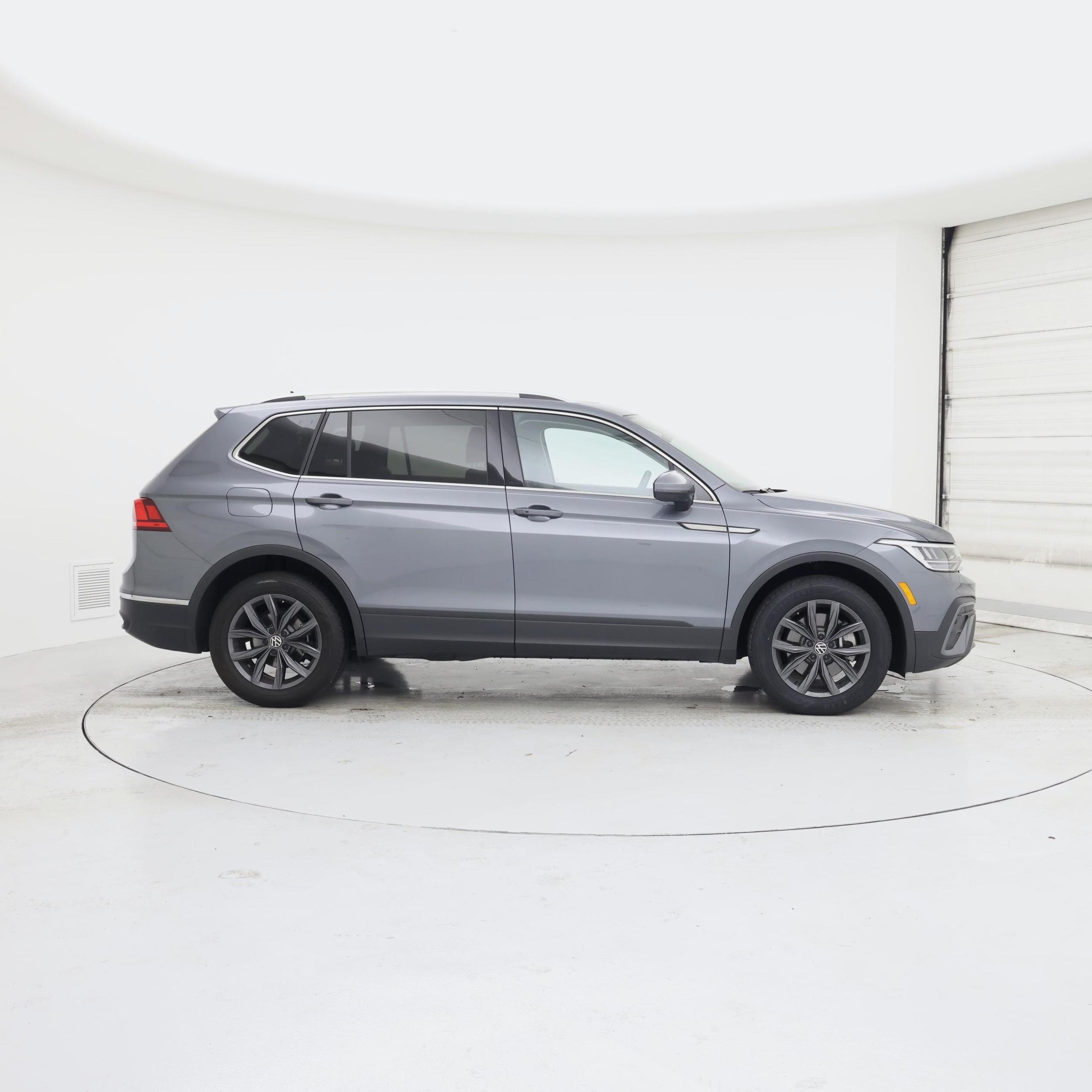 Thumbnail: 2023 Volkswagen Tiguan - 7