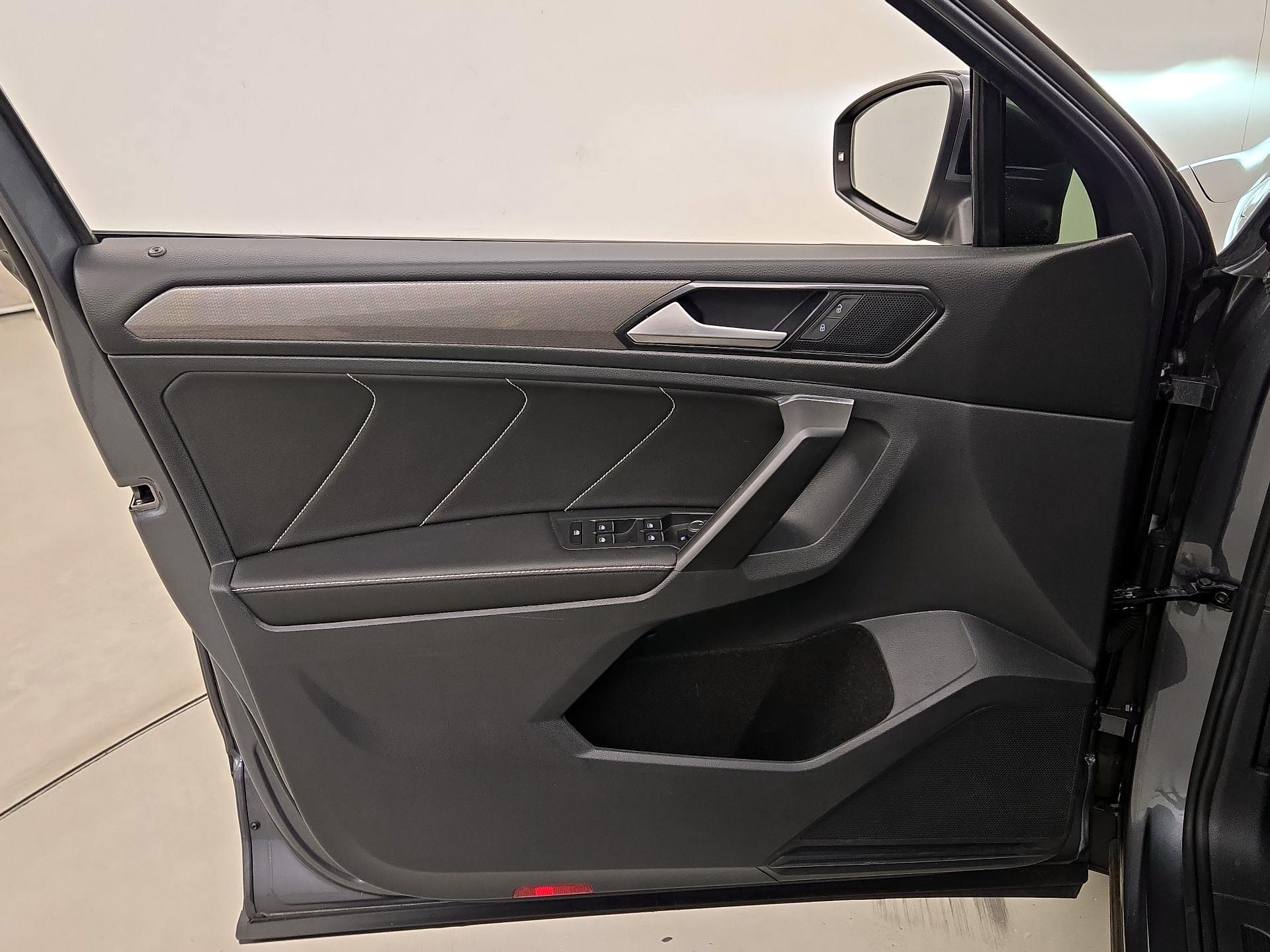 Thumbnail: 2023 Volkswagen Tiguan - 12