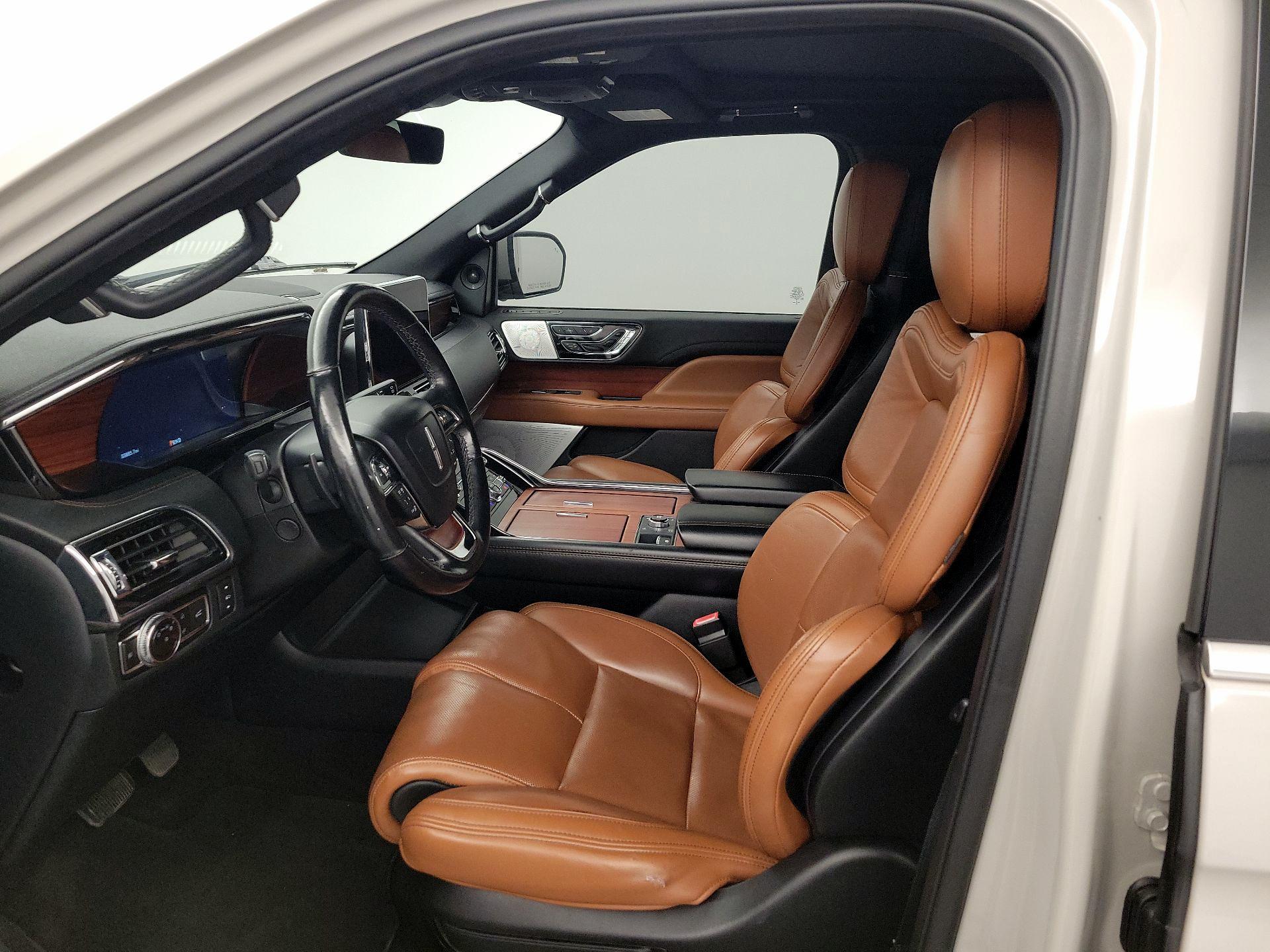 Thumbnail: 2021 Lincoln Navigator L - 11