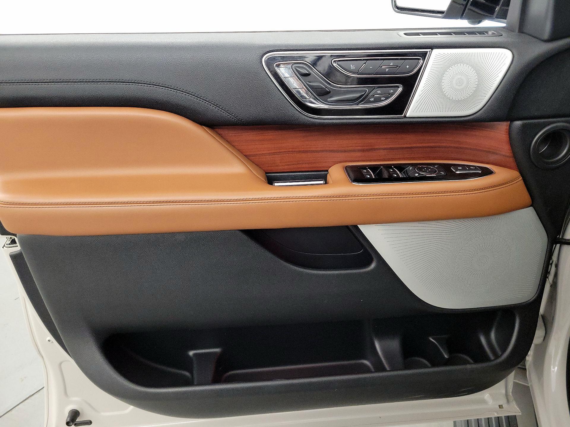 Thumbnail: 2021 Lincoln Navigator L - 12