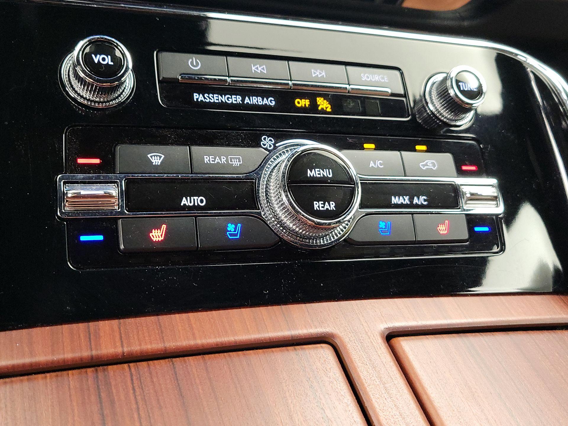 Thumbnail: 2021 Lincoln Navigator L - 17