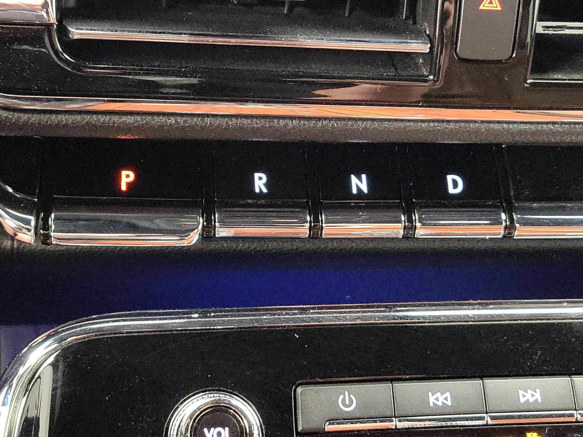 Thumbnail: 2021 Lincoln Navigator L - 18