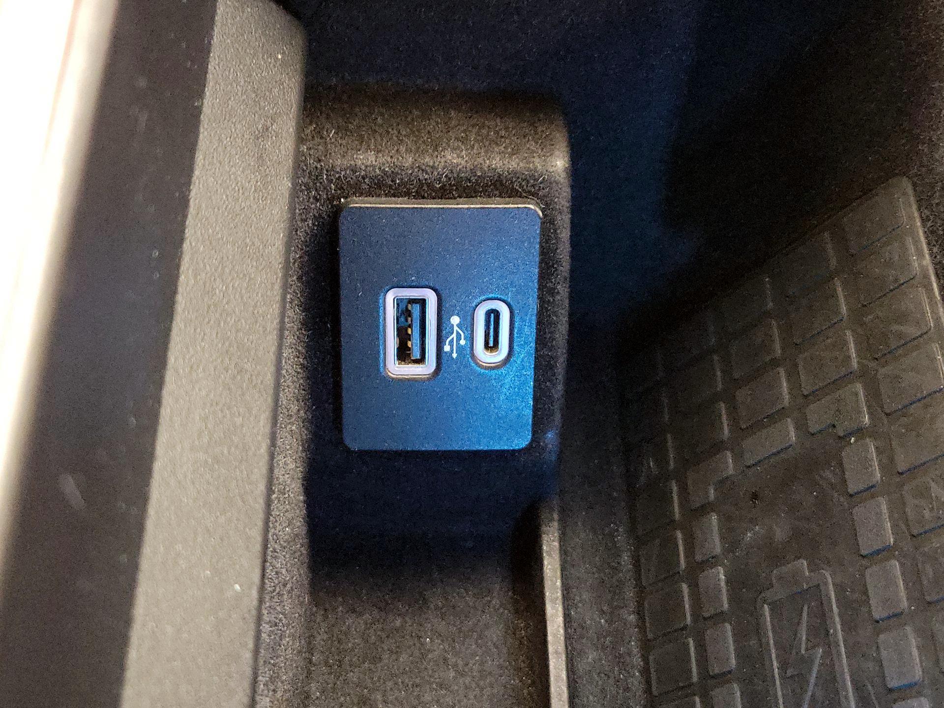 Thumbnail: 2021 Lincoln Navigator L - 19