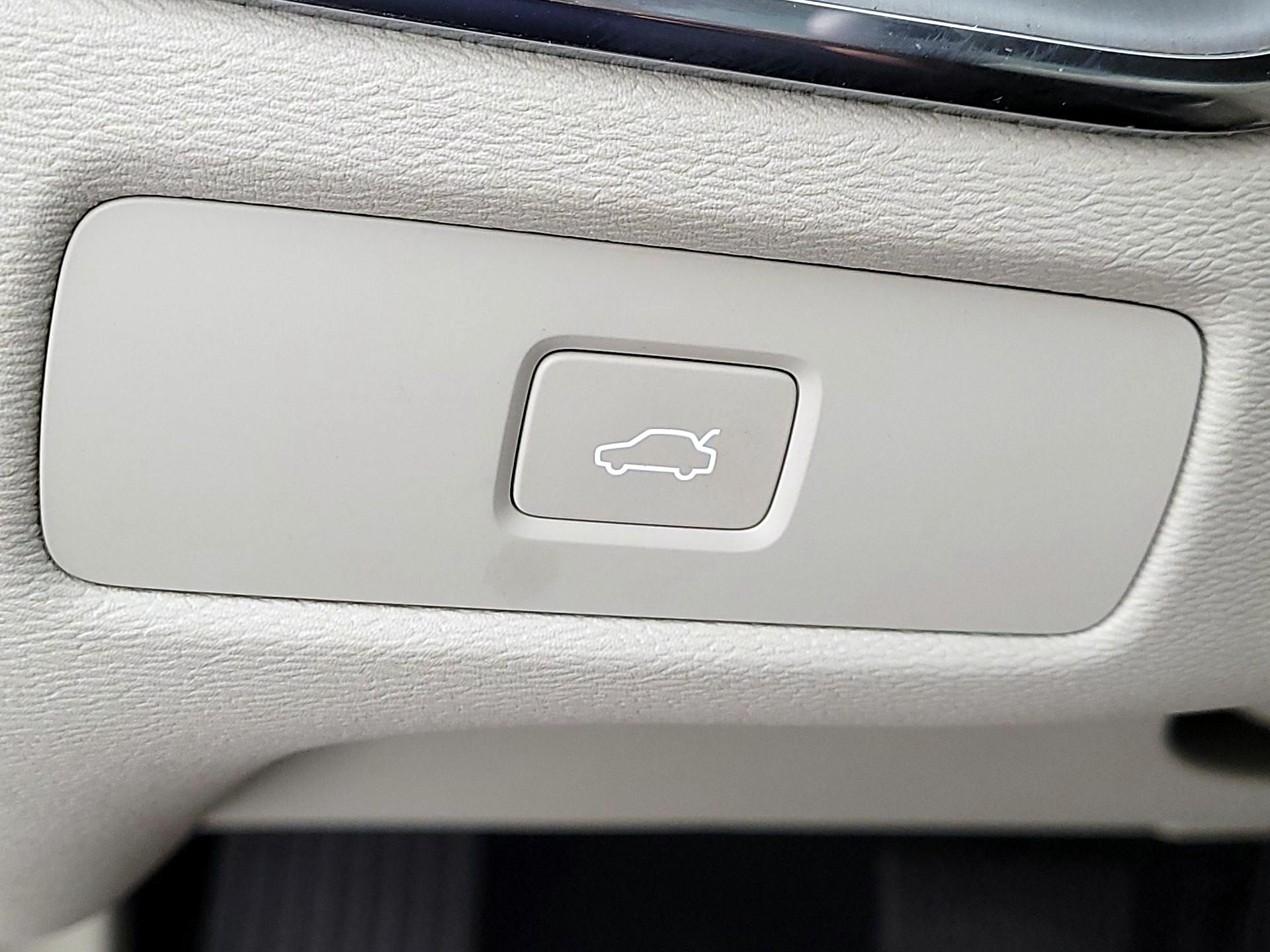 Thumbnail: 2023 Volvo XC60 - 13