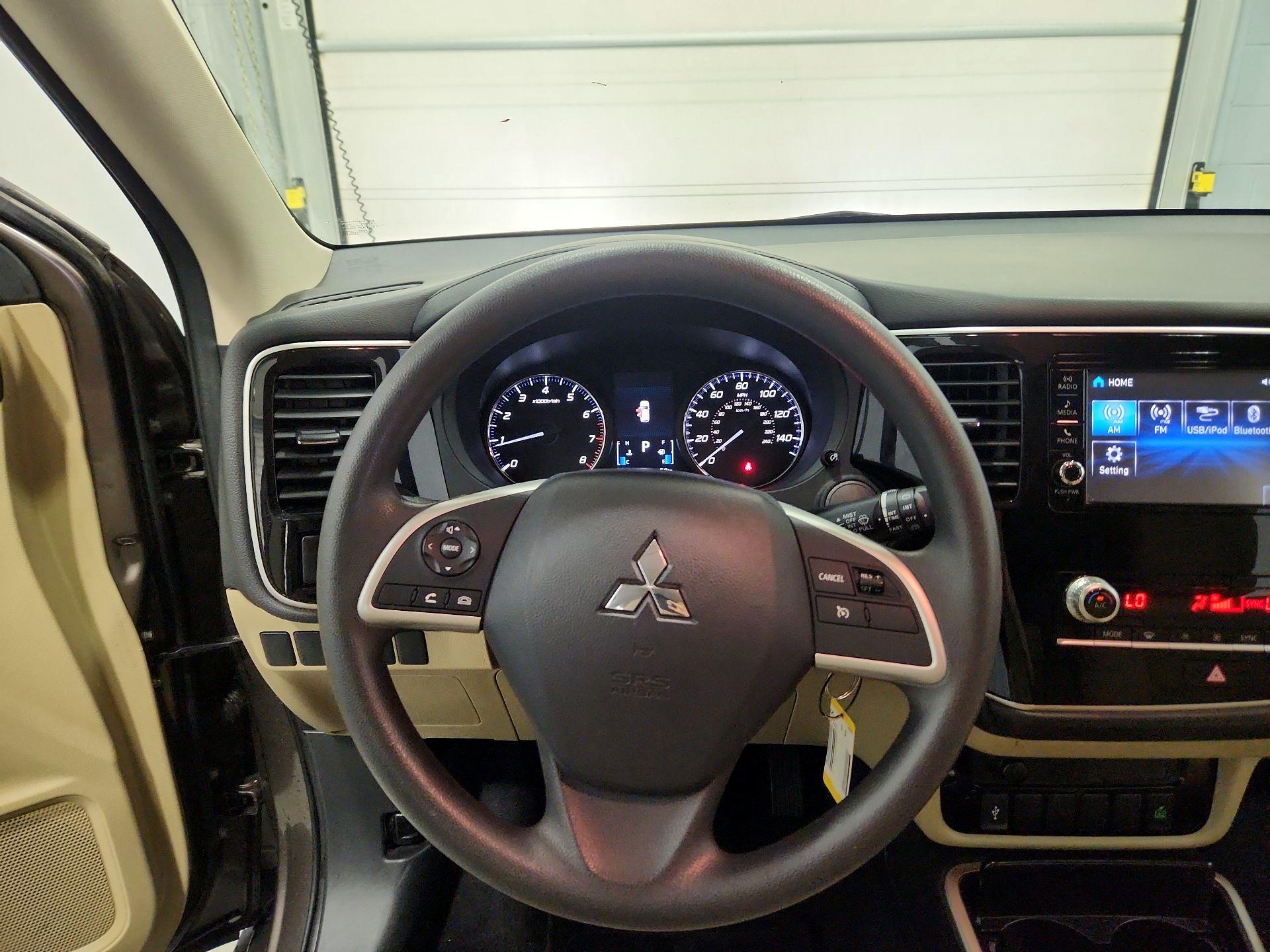 Thumbnail: 2020 Mitsubishi Outlander - 10