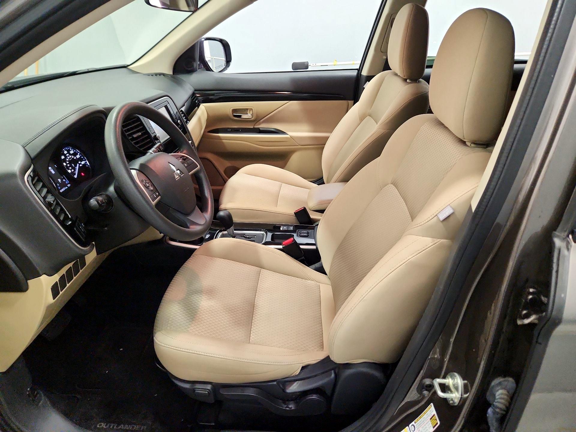 Thumbnail: 2020 Mitsubishi Outlander - 11