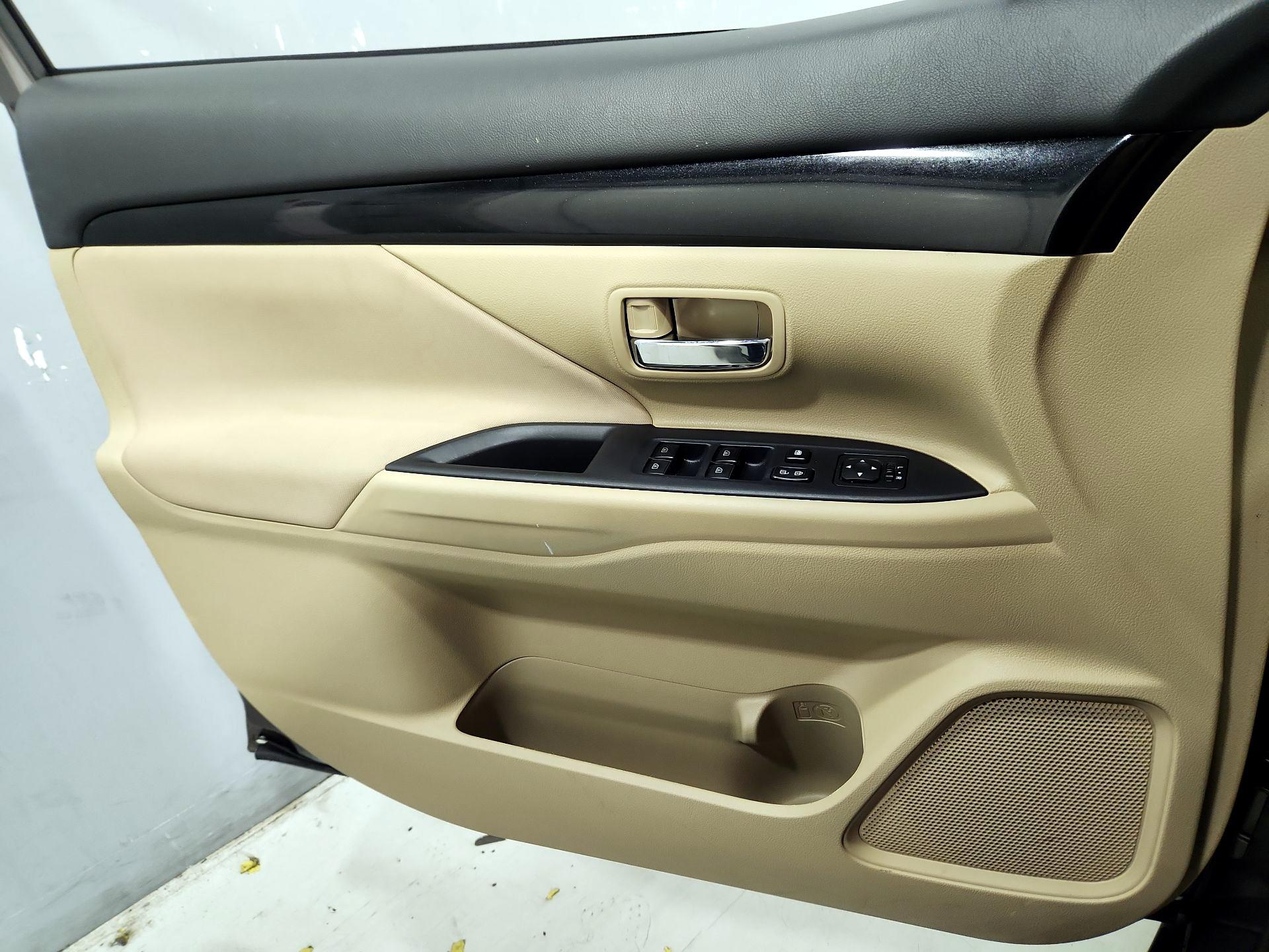 Thumbnail: 2020 Mitsubishi Outlander - 12