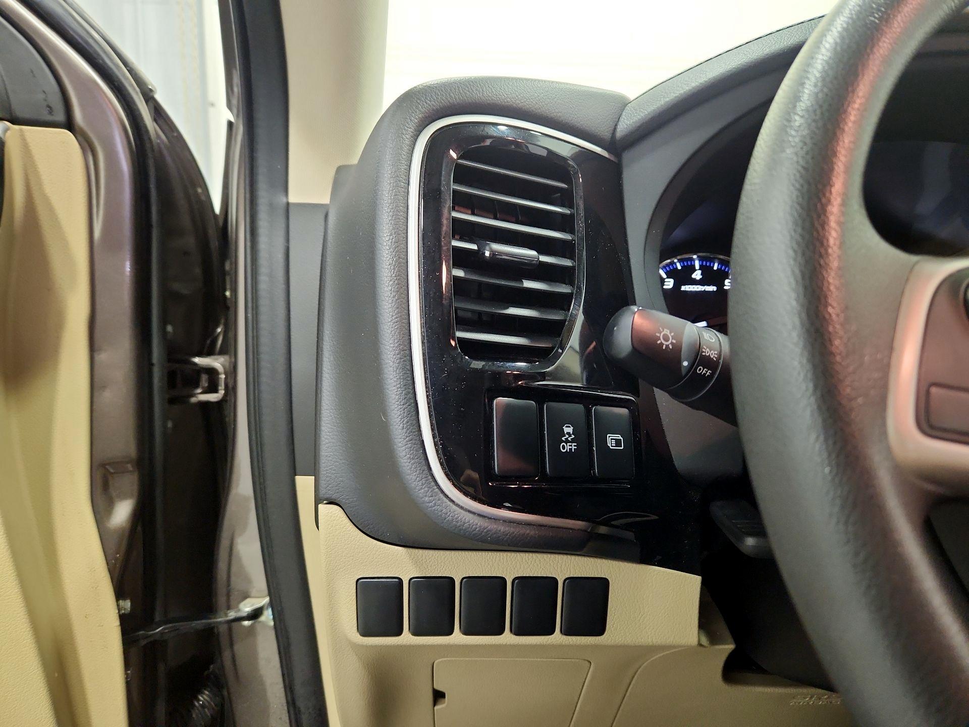 Thumbnail: 2020 Mitsubishi Outlander - 13