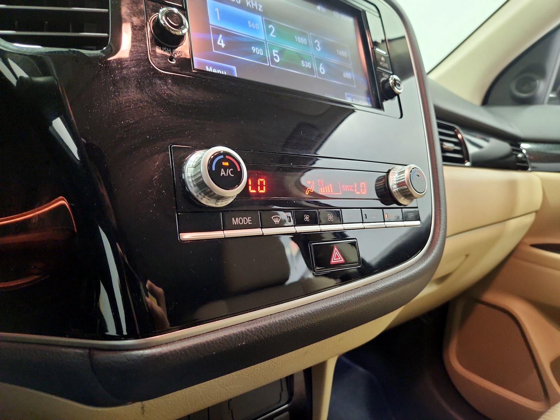 Thumbnail: 2020 Mitsubishi Outlander - 16