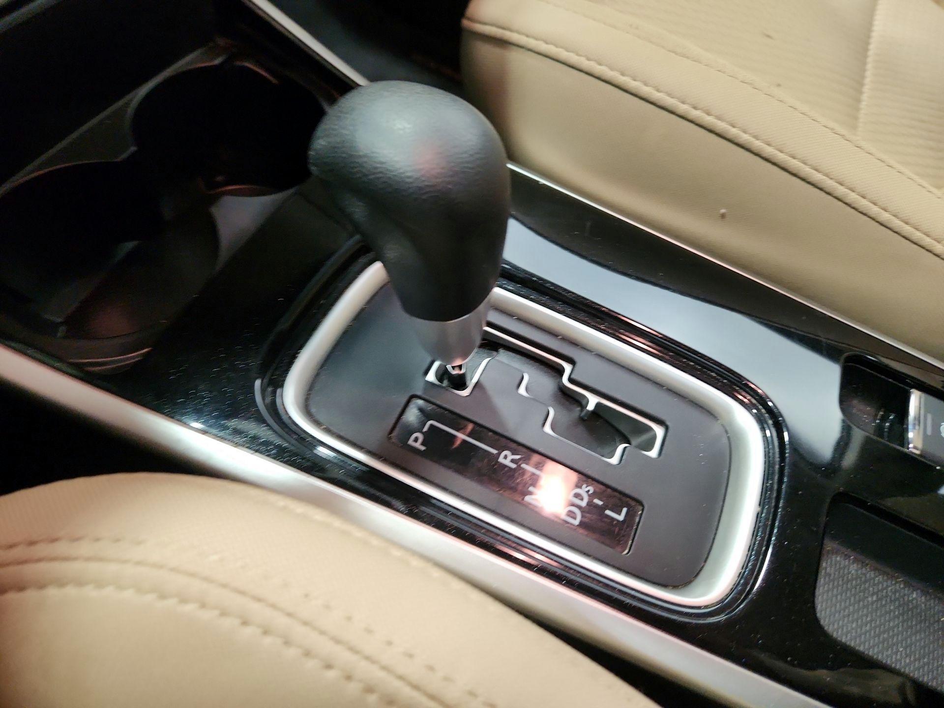 Thumbnail: 2020 Mitsubishi Outlander - 17