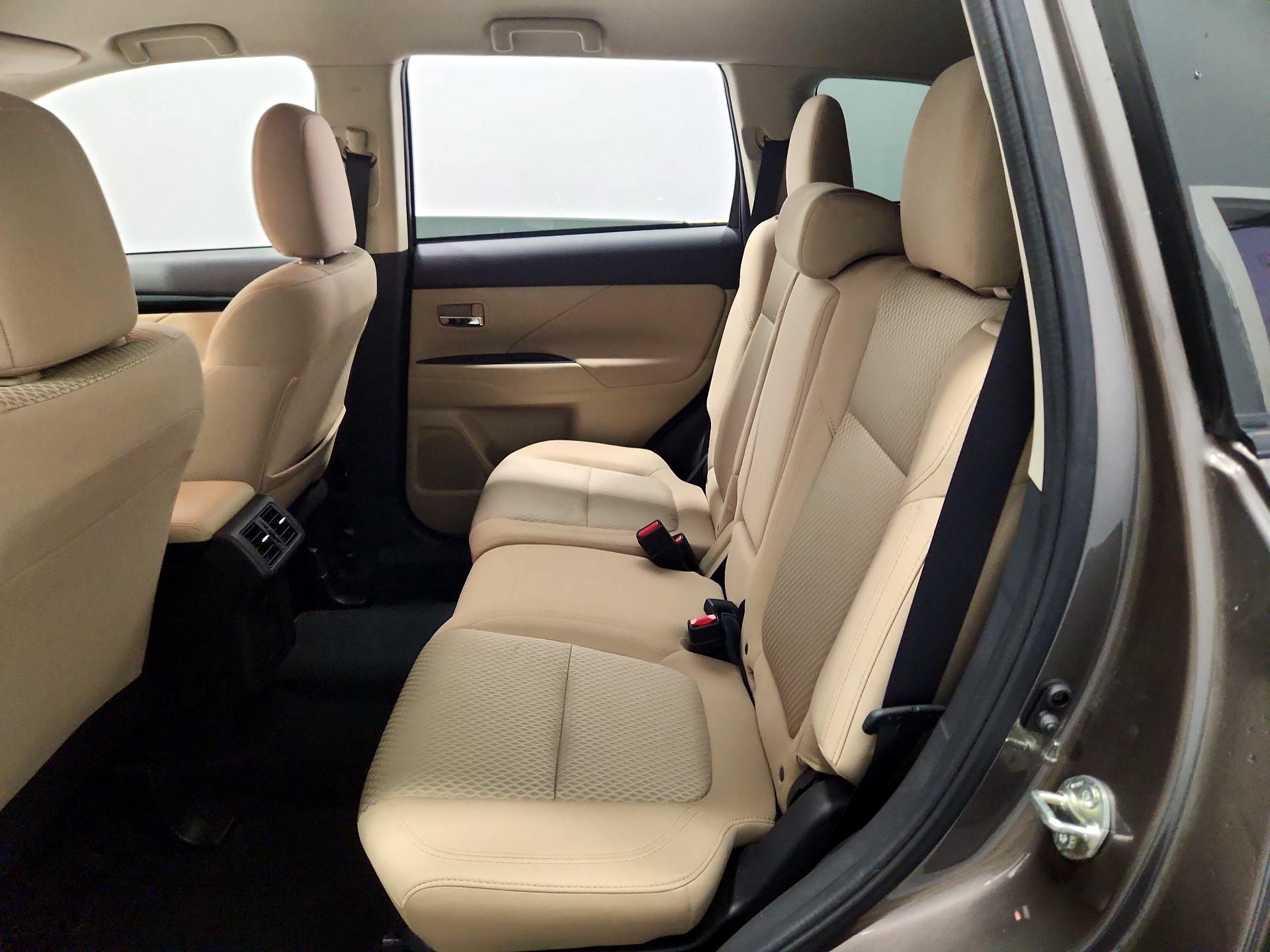 Thumbnail: 2020 Mitsubishi Outlander - 19