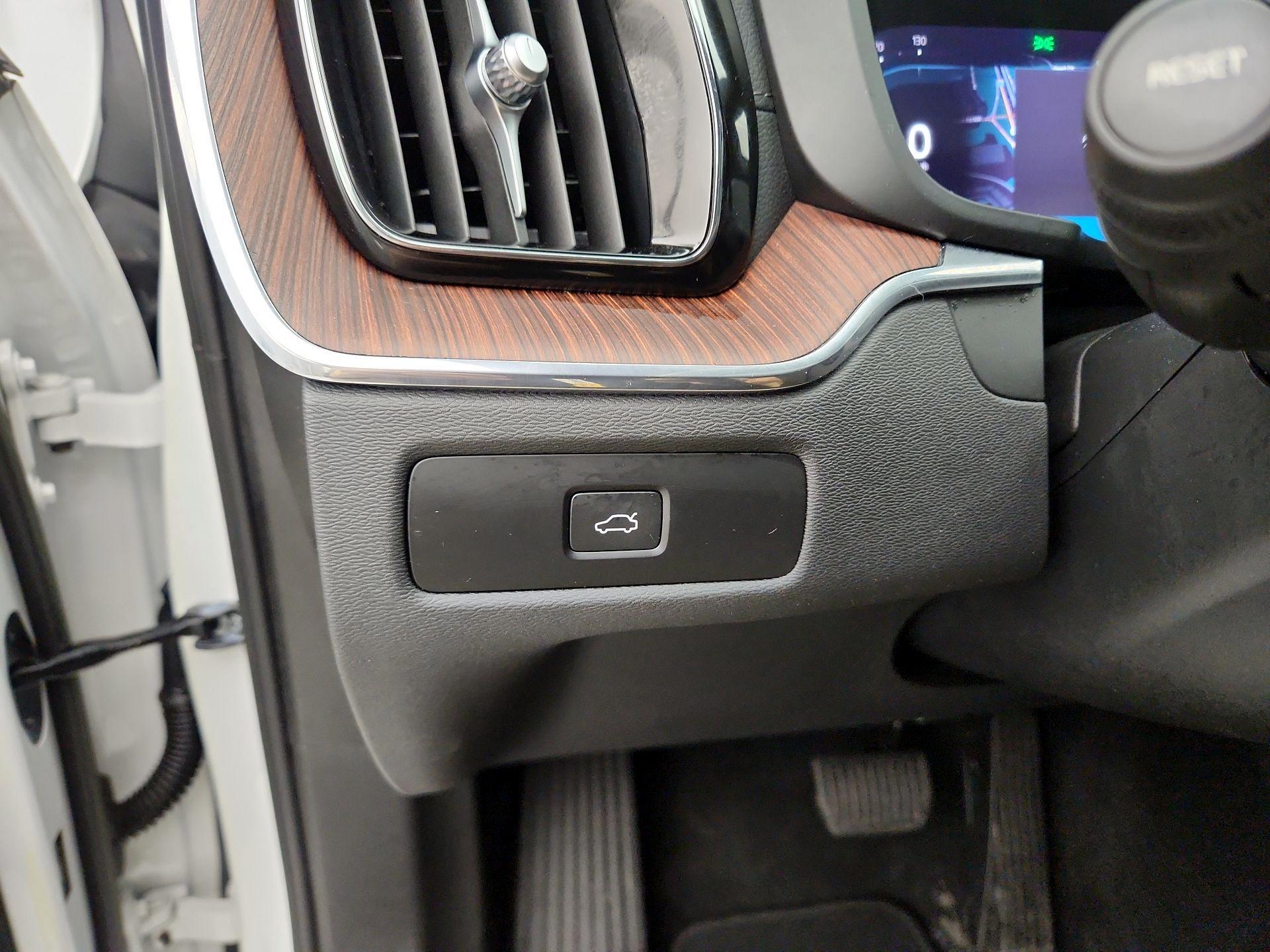 Thumbnail: 2023 Volvo XC60 - 13