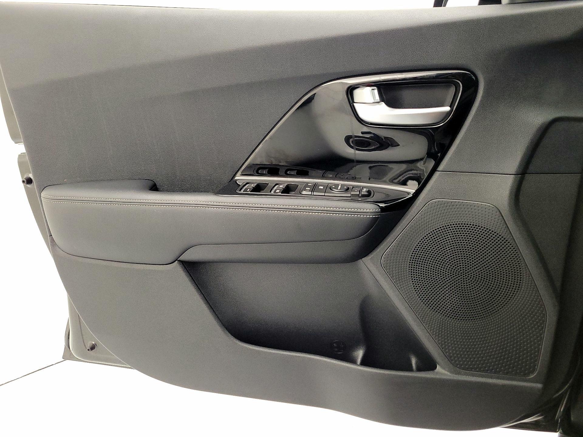 Thumbnail: 2022 Kia Niro - 12