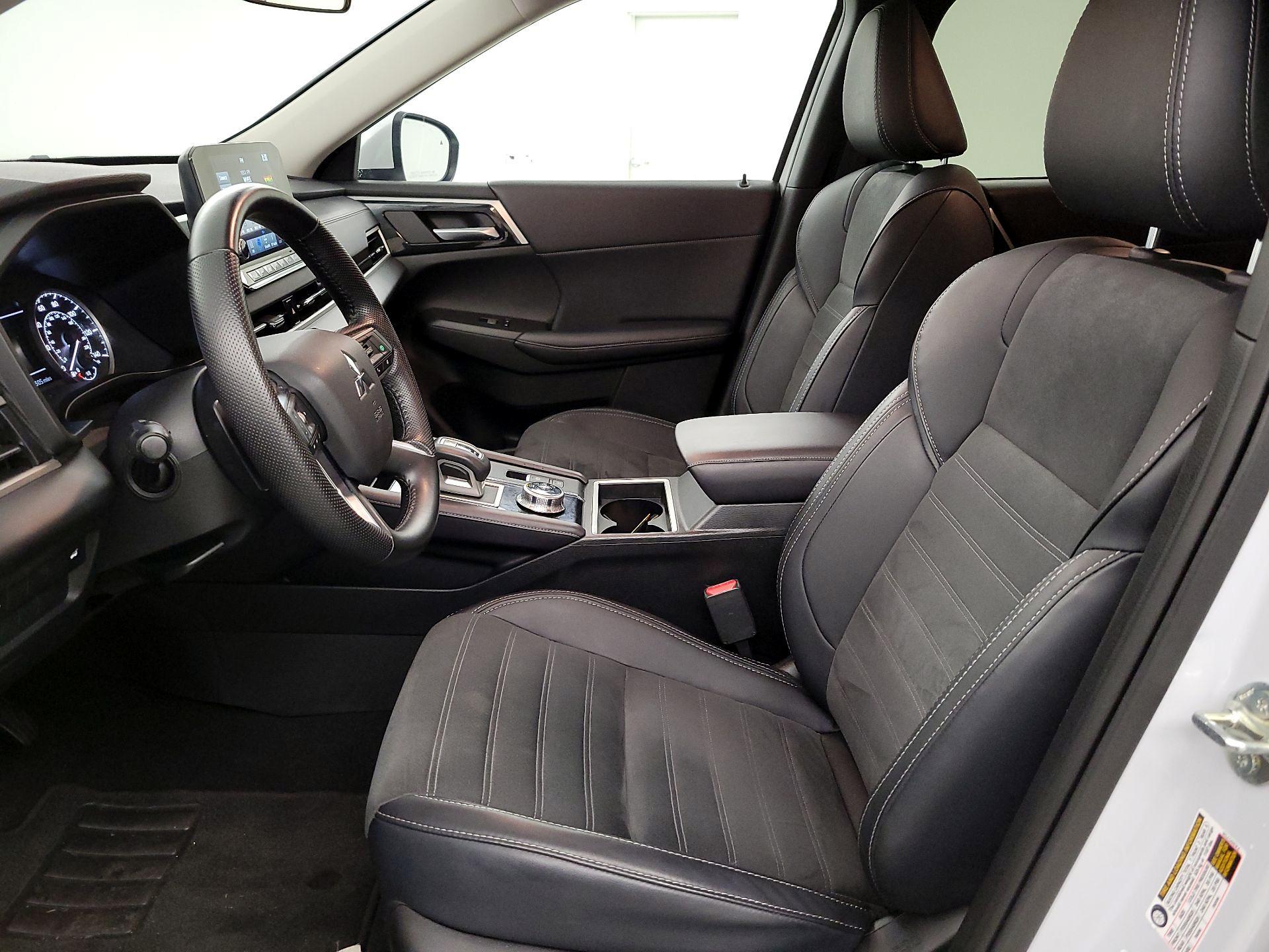 Thumbnail: 2024 Mitsubishi Outlander - 11