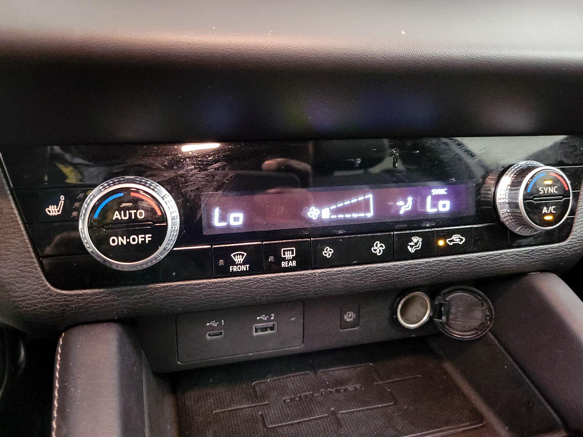 Thumbnail: 2024 Mitsubishi Outlander - 16