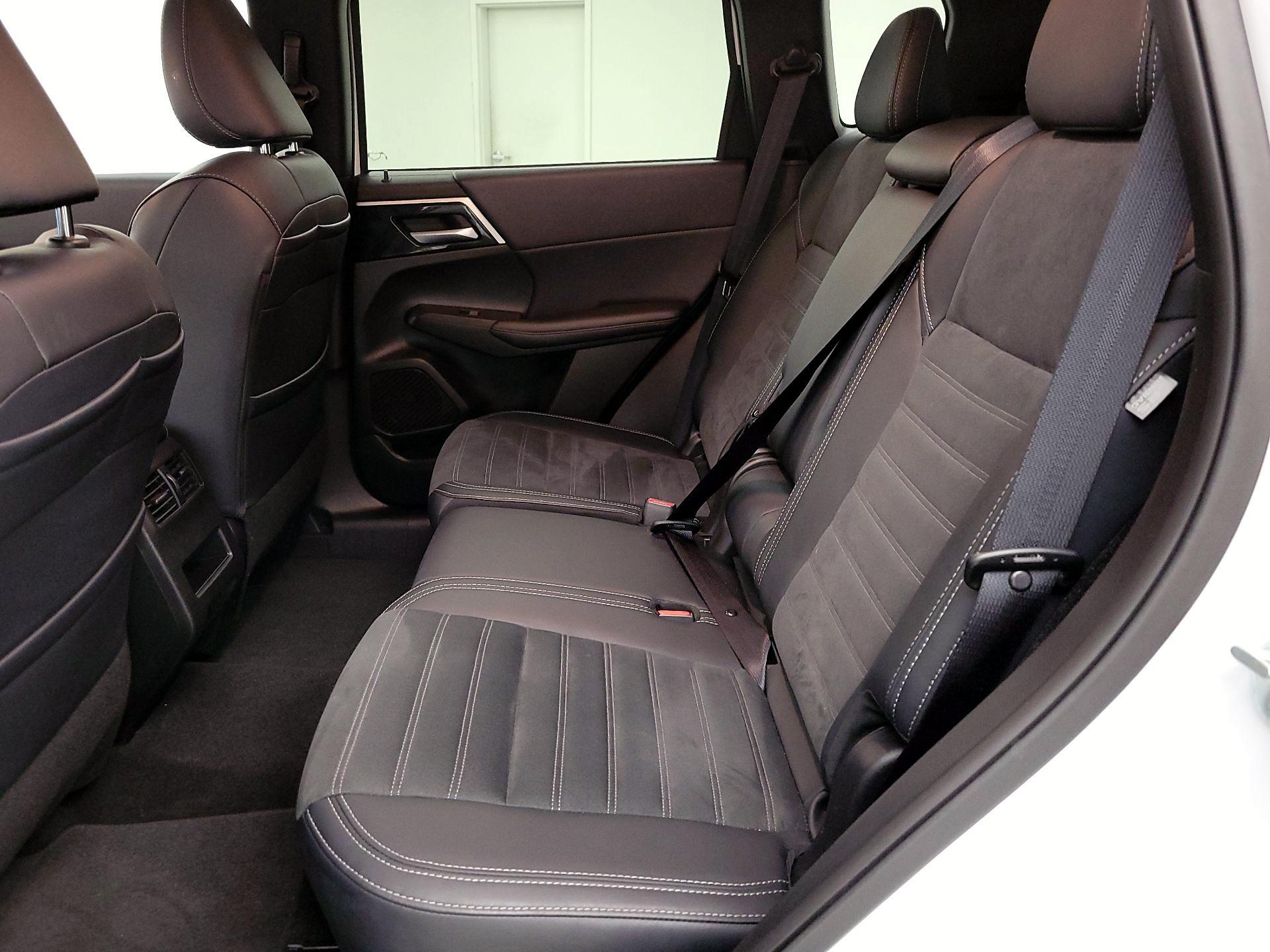 Thumbnail: 2024 Mitsubishi Outlander - 19