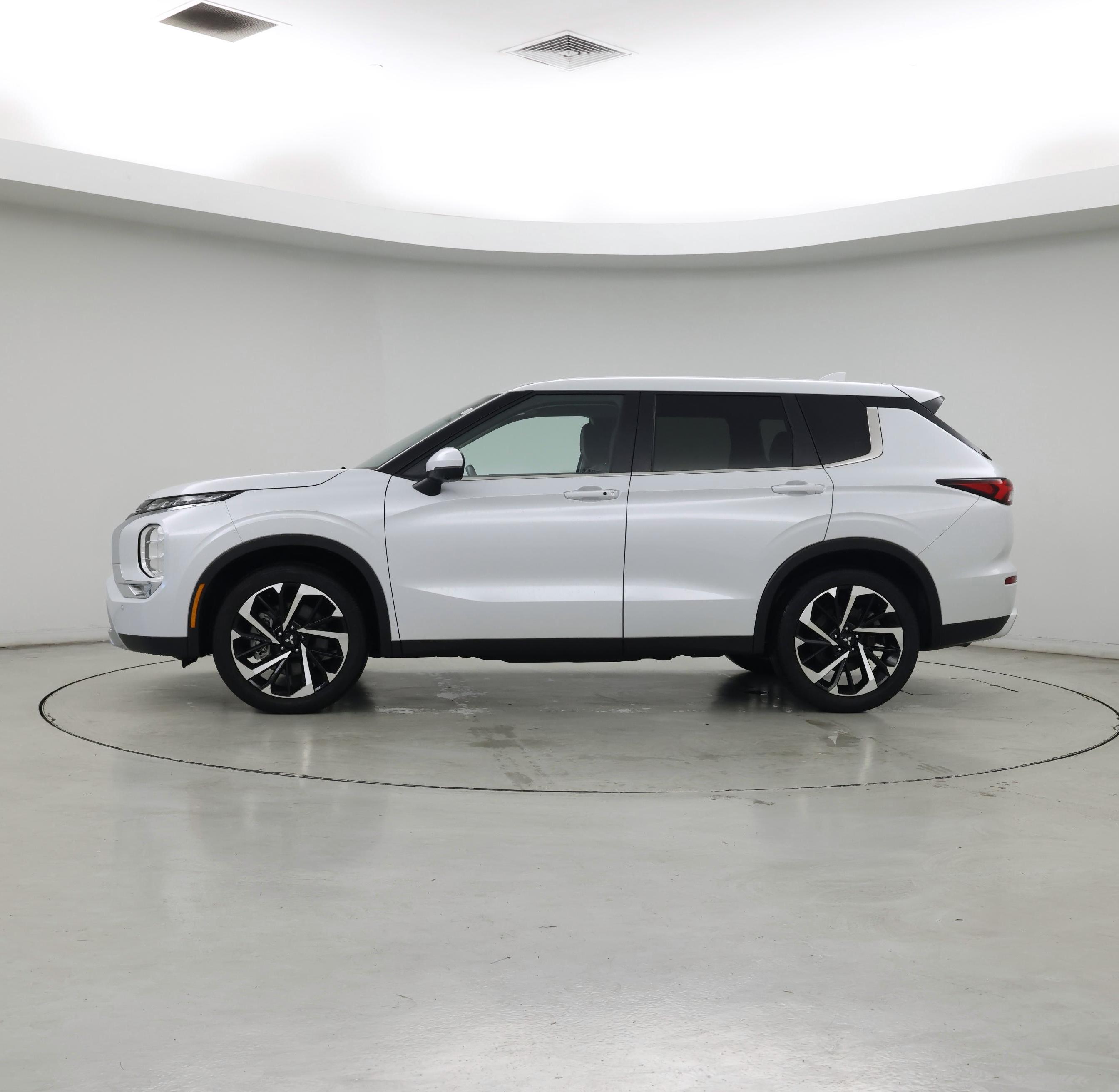 Thumbnail: 2024 Mitsubishi Outlander - 3