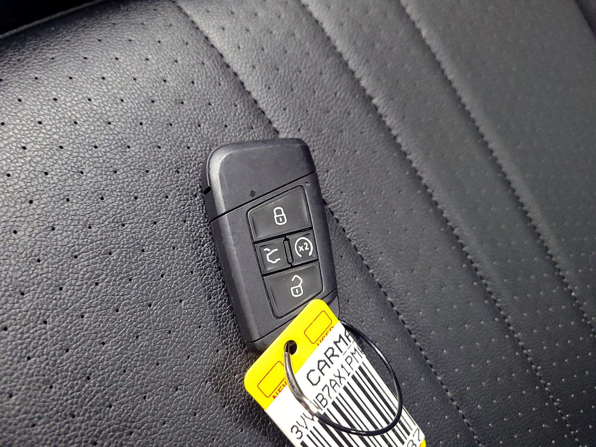 Thumbnail: 2023 Volkswagen Tiguan - 18