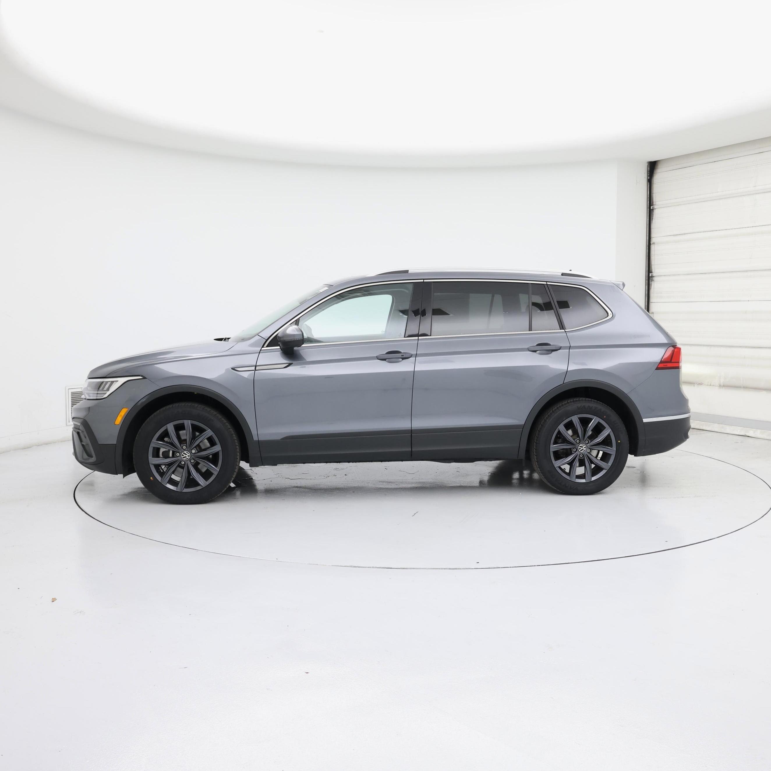 Thumbnail: 2023 Volkswagen Tiguan - 3