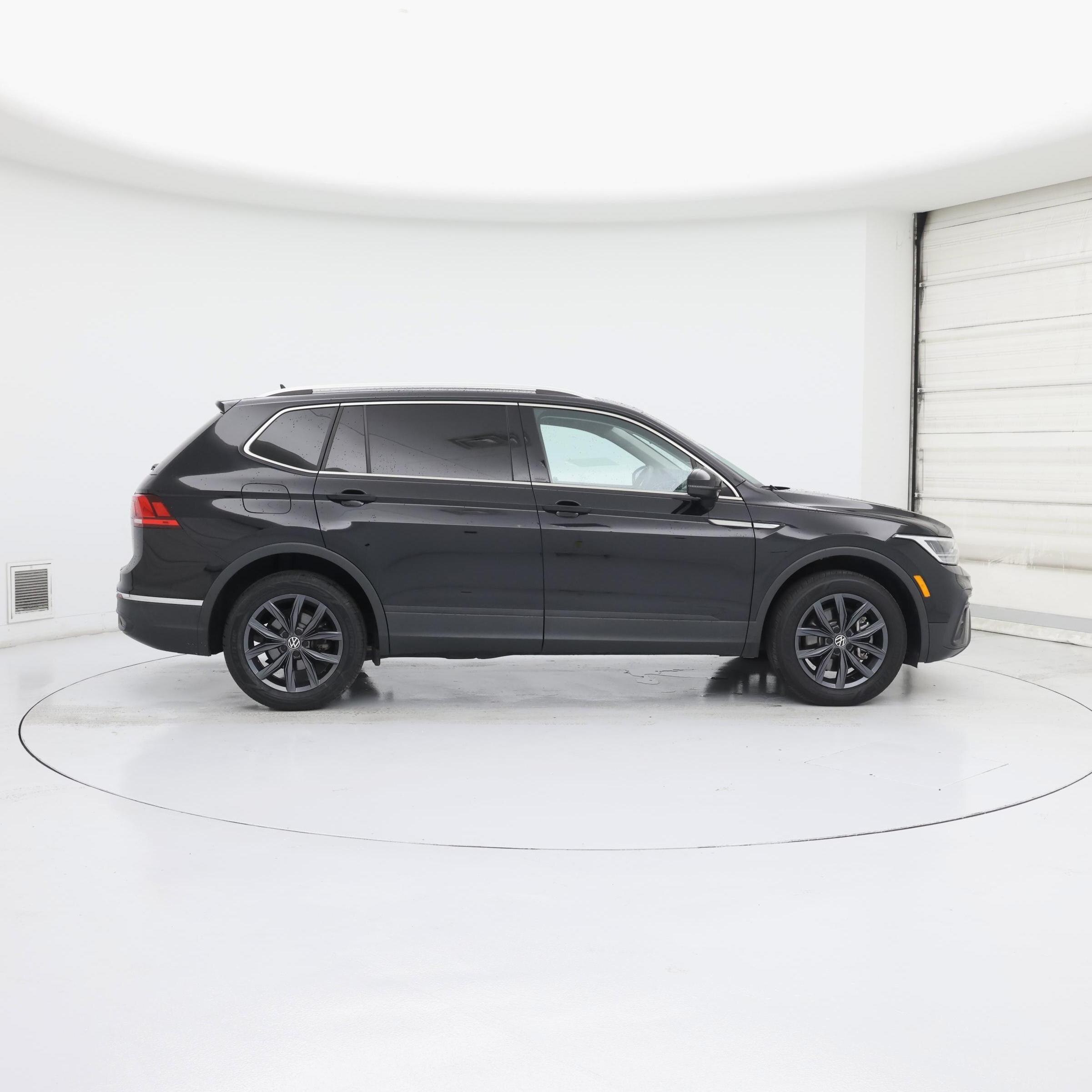 Thumbnail: 2023 Volkswagen Tiguan - 7