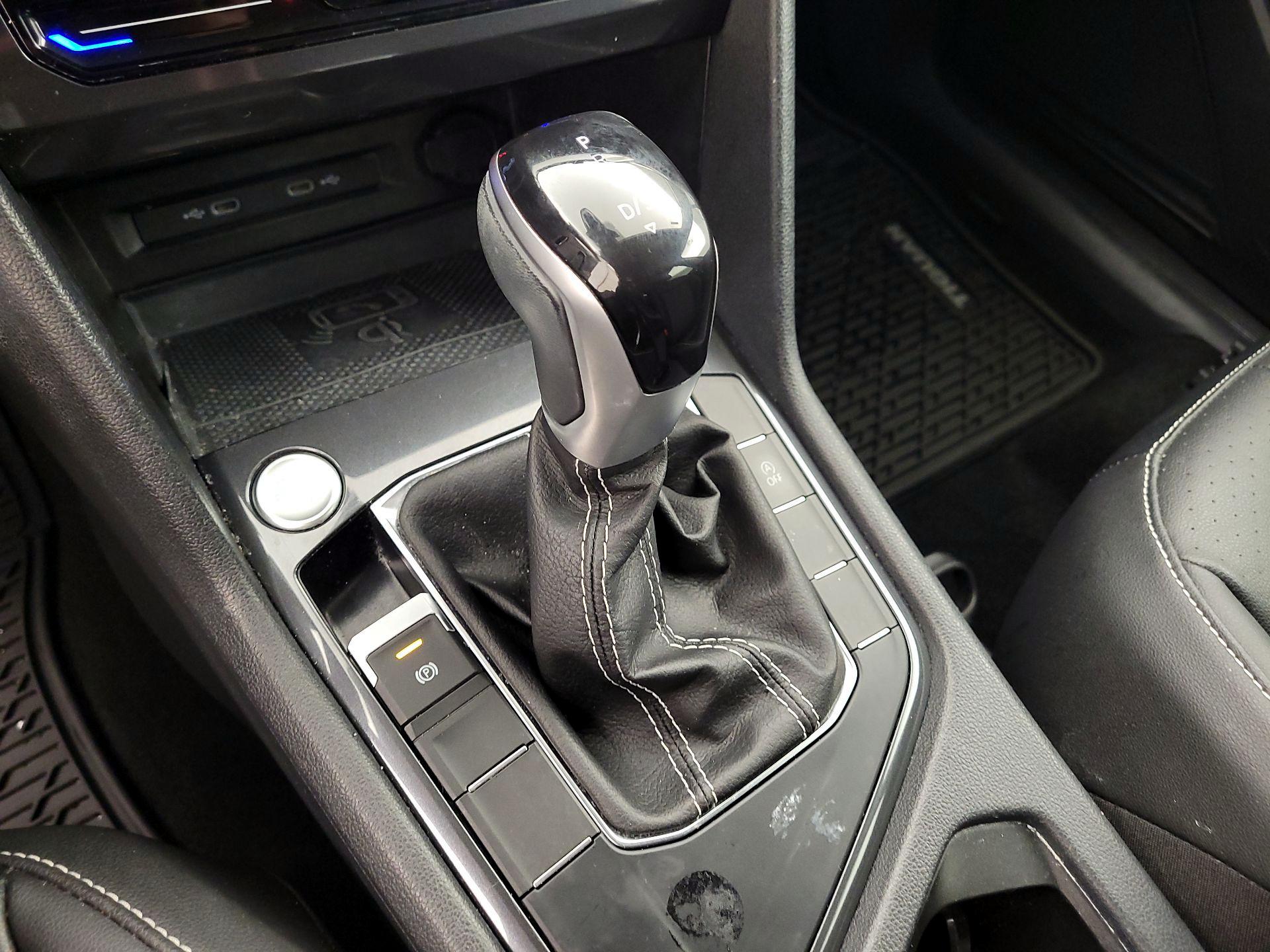 Thumbnail: 2022 Volkswagen Tiguan - 17