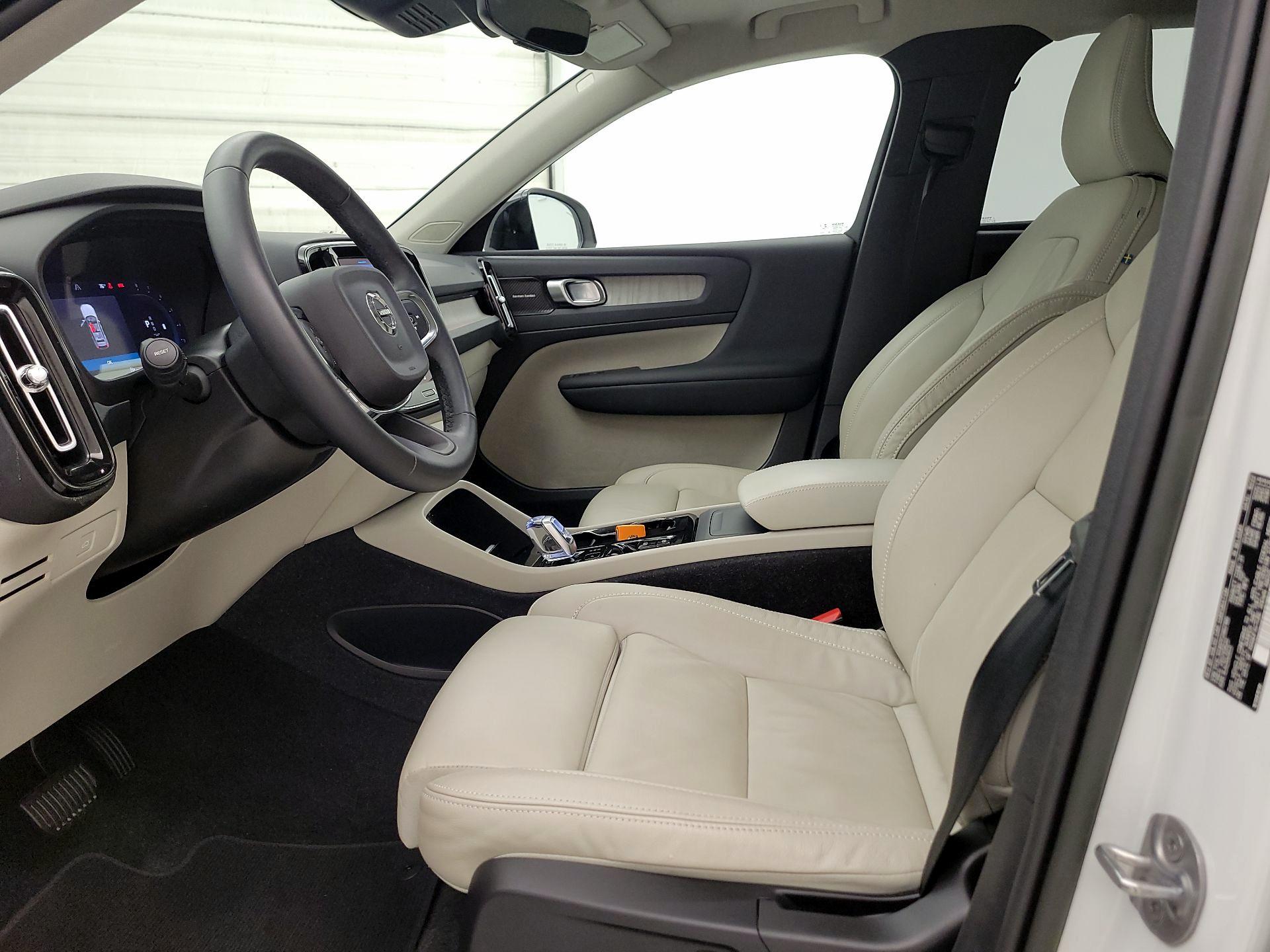 Thumbnail: 2023 Volvo XC40 - 11