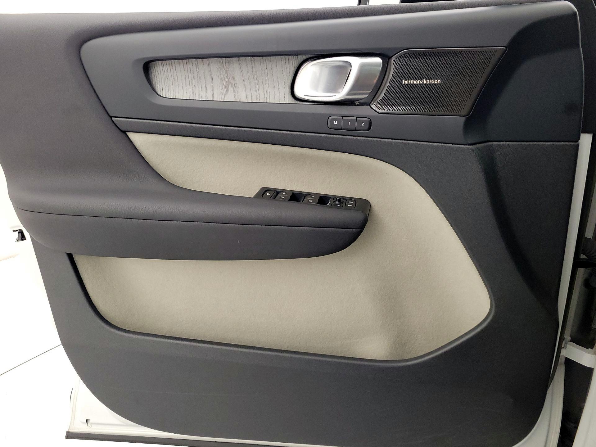 Thumbnail: 2023 Volvo XC40 - 12