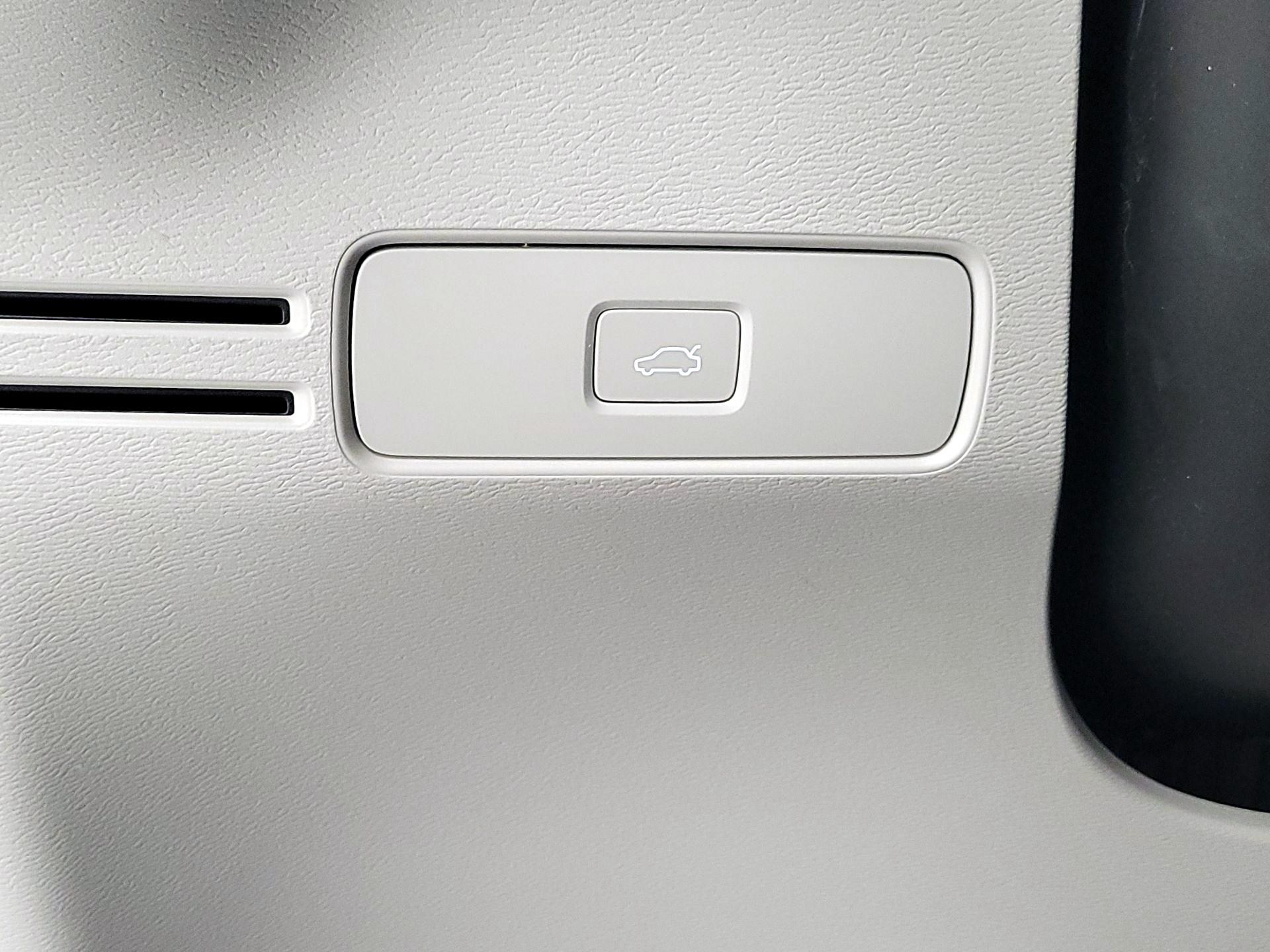 Thumbnail: 2023 Volvo XC40 - 13