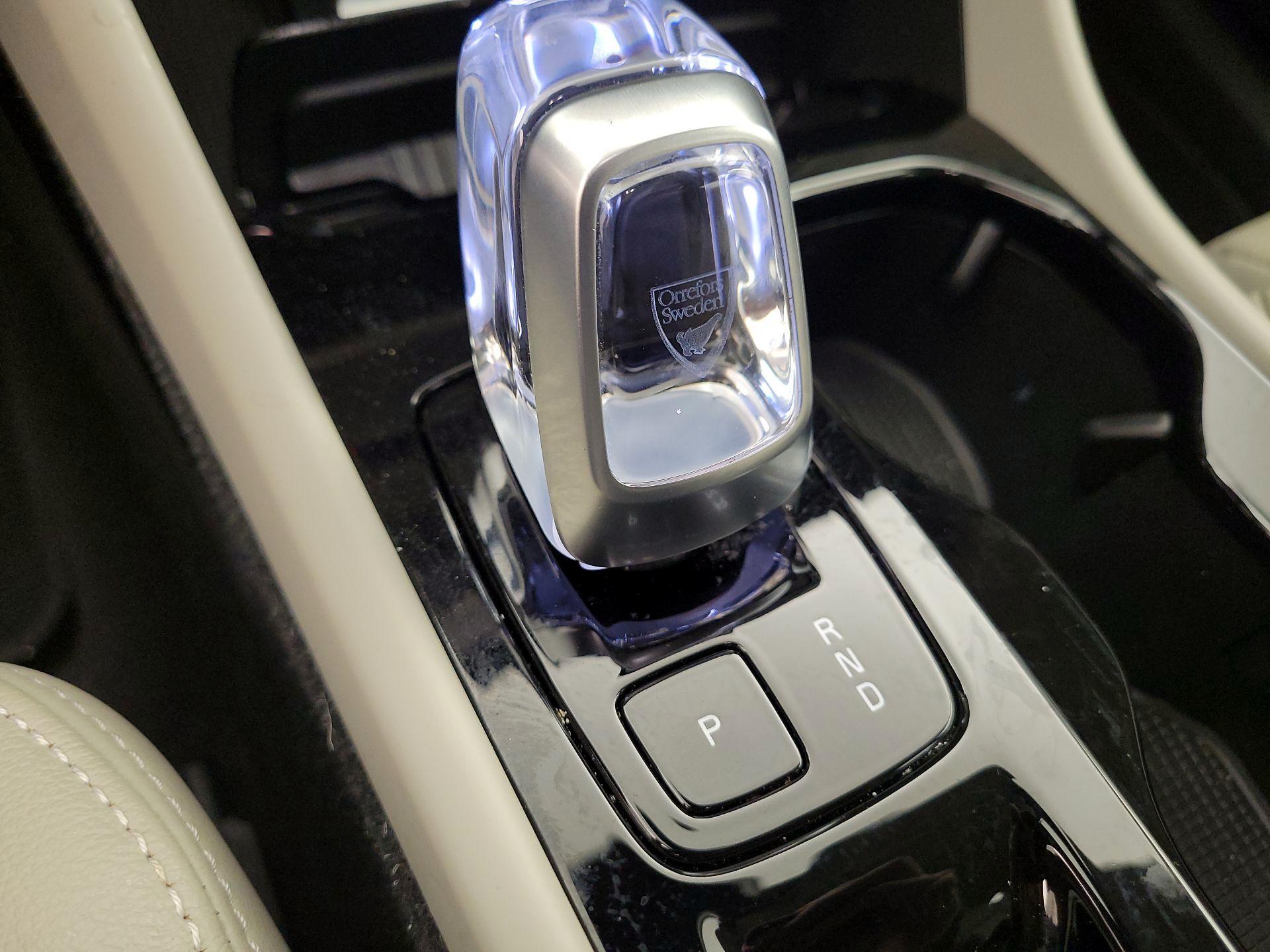 Thumbnail: 2023 Volvo XC40 - 17