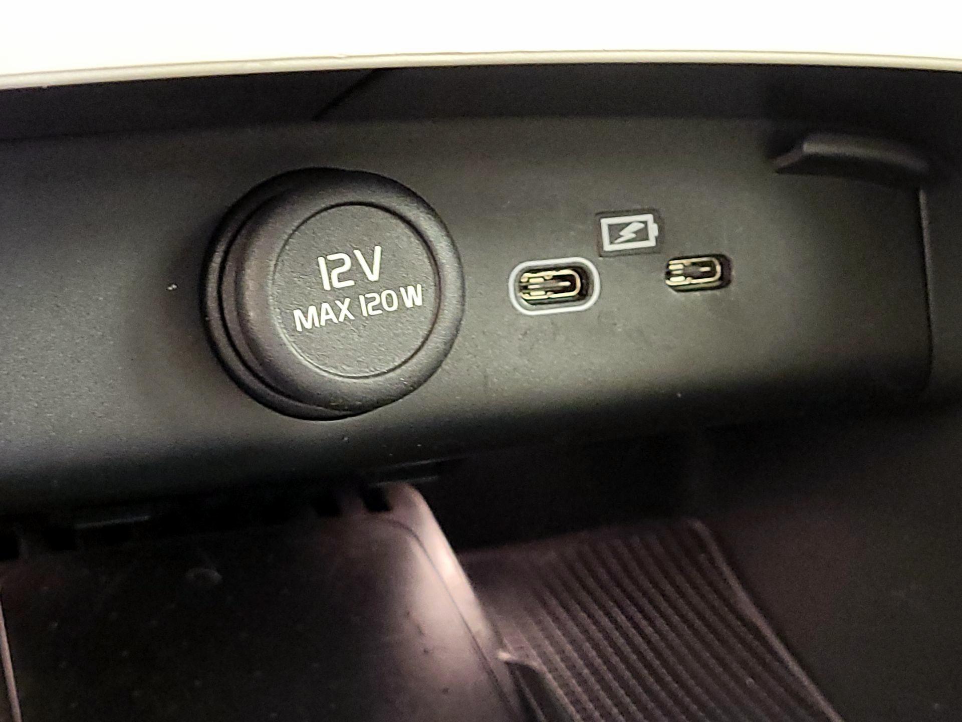 Thumbnail: 2023 Volvo XC40 - 18