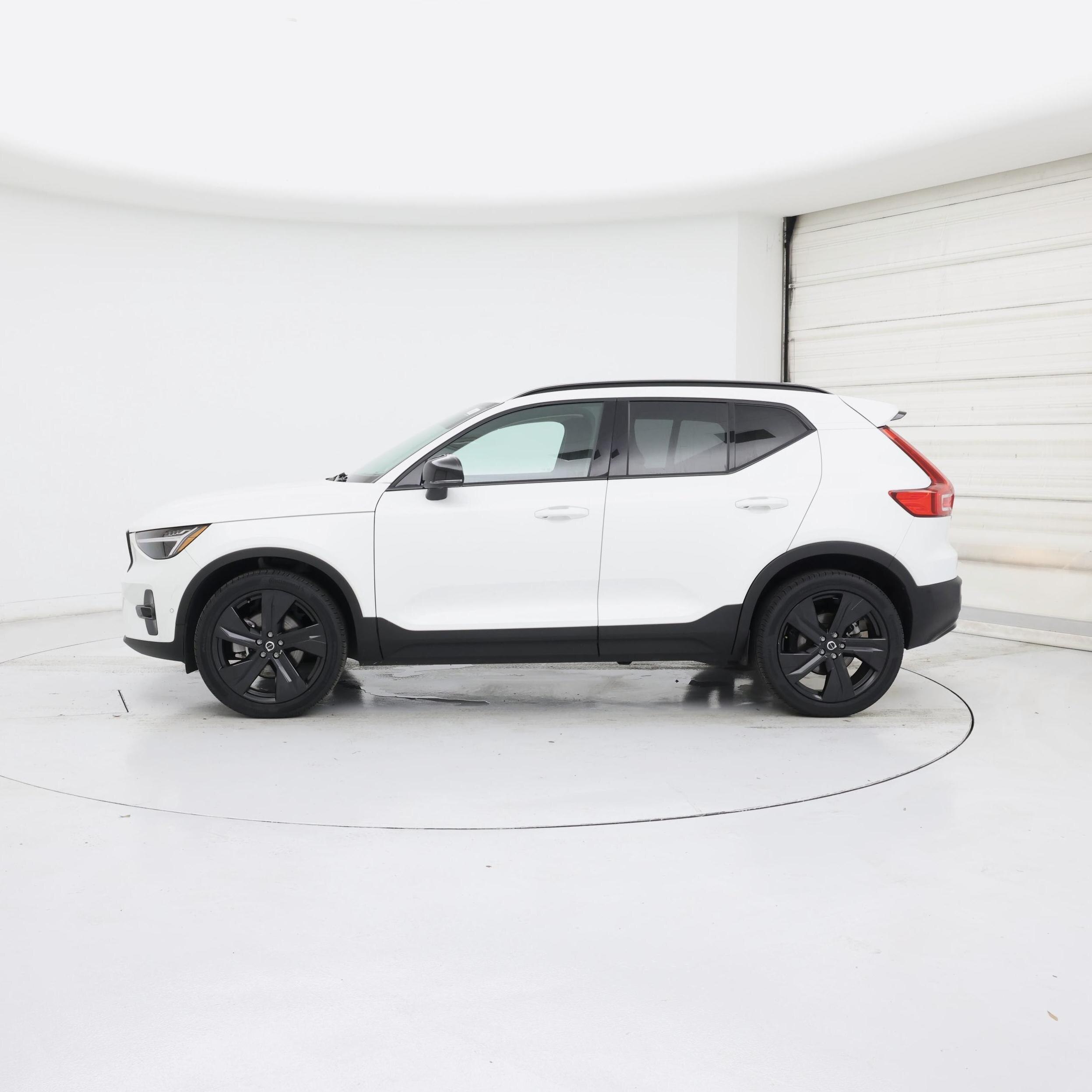 Thumbnail: 2023 Volvo XC40 - 3