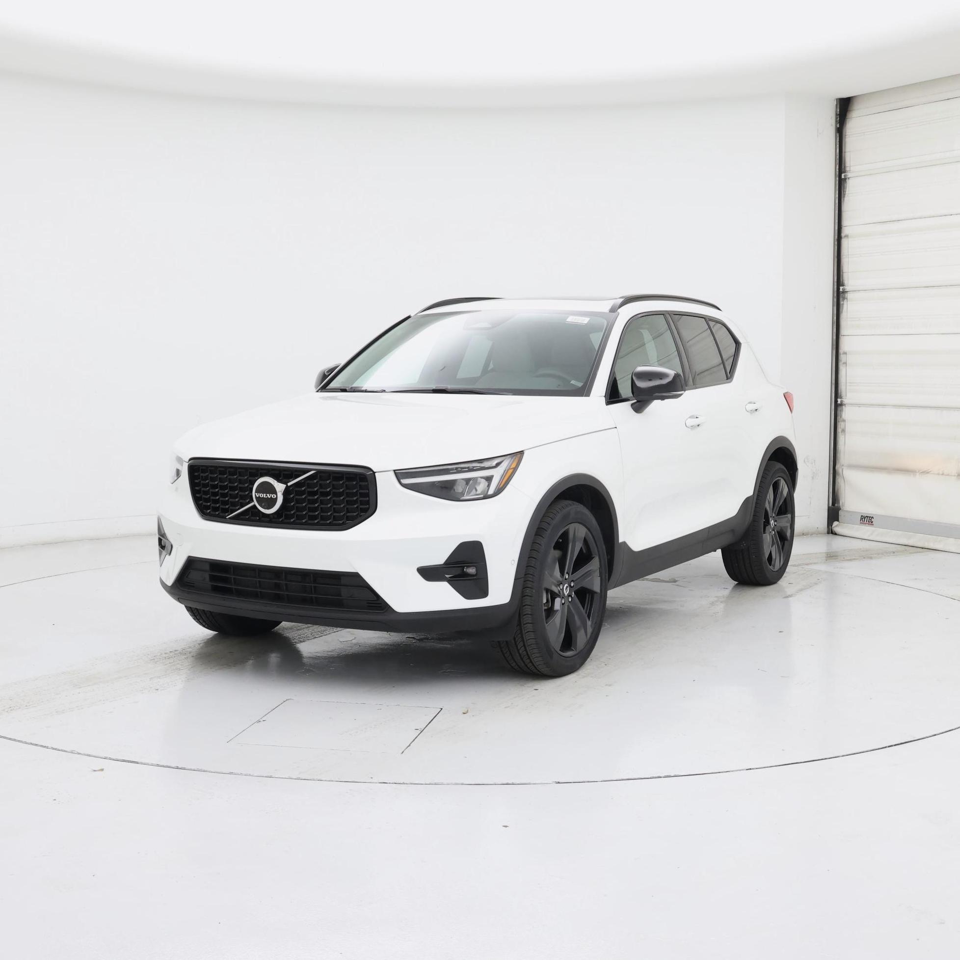 Thumbnail: 2023 Volvo XC40 - 4