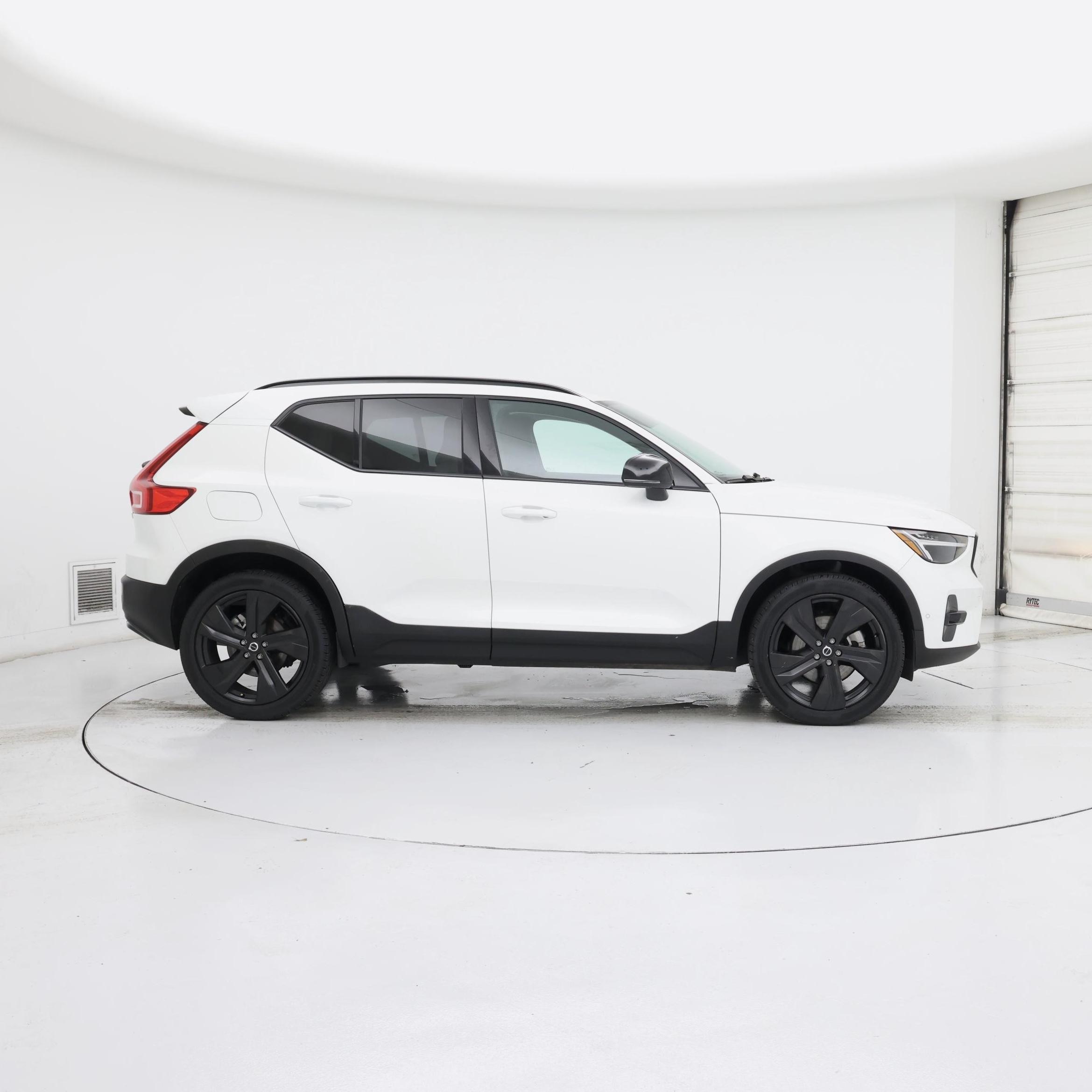 Thumbnail: 2023 Volvo XC40 - 7