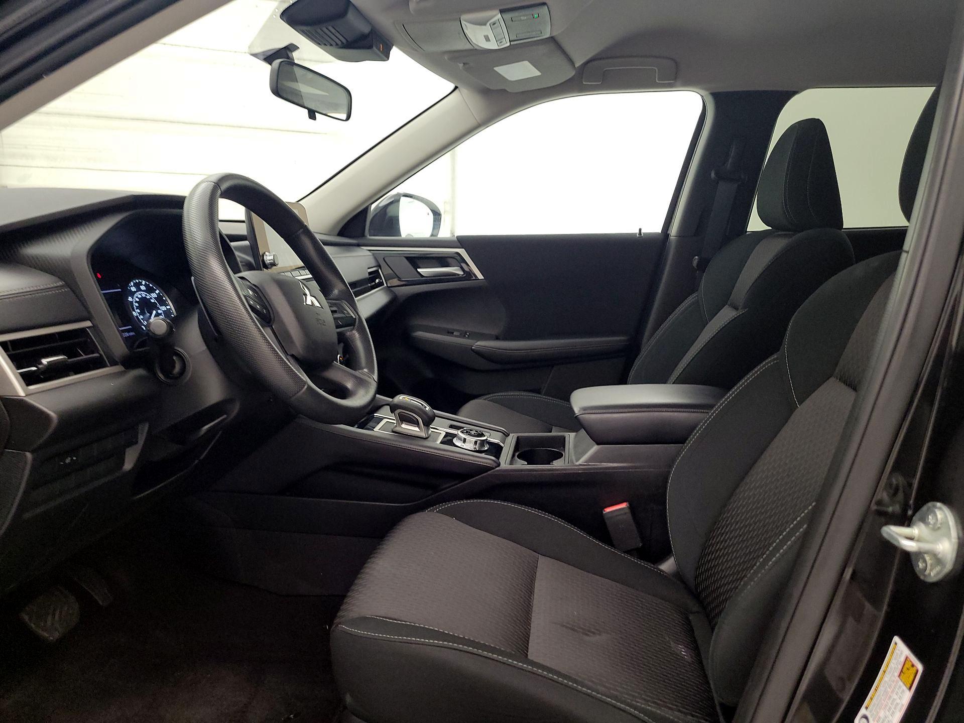 Thumbnail: 2024 Mitsubishi Outlander - 11