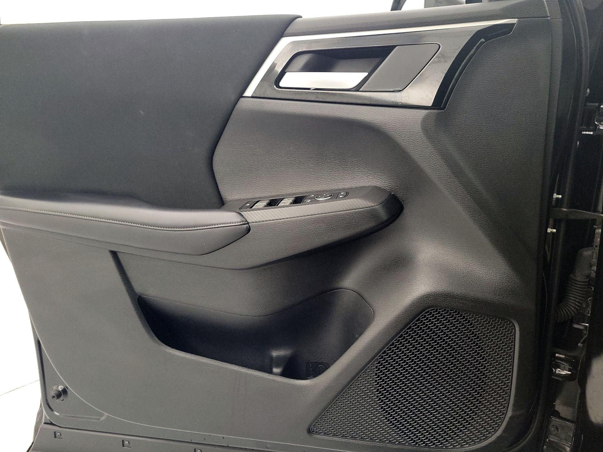 Thumbnail: 2024 Mitsubishi Outlander - 12