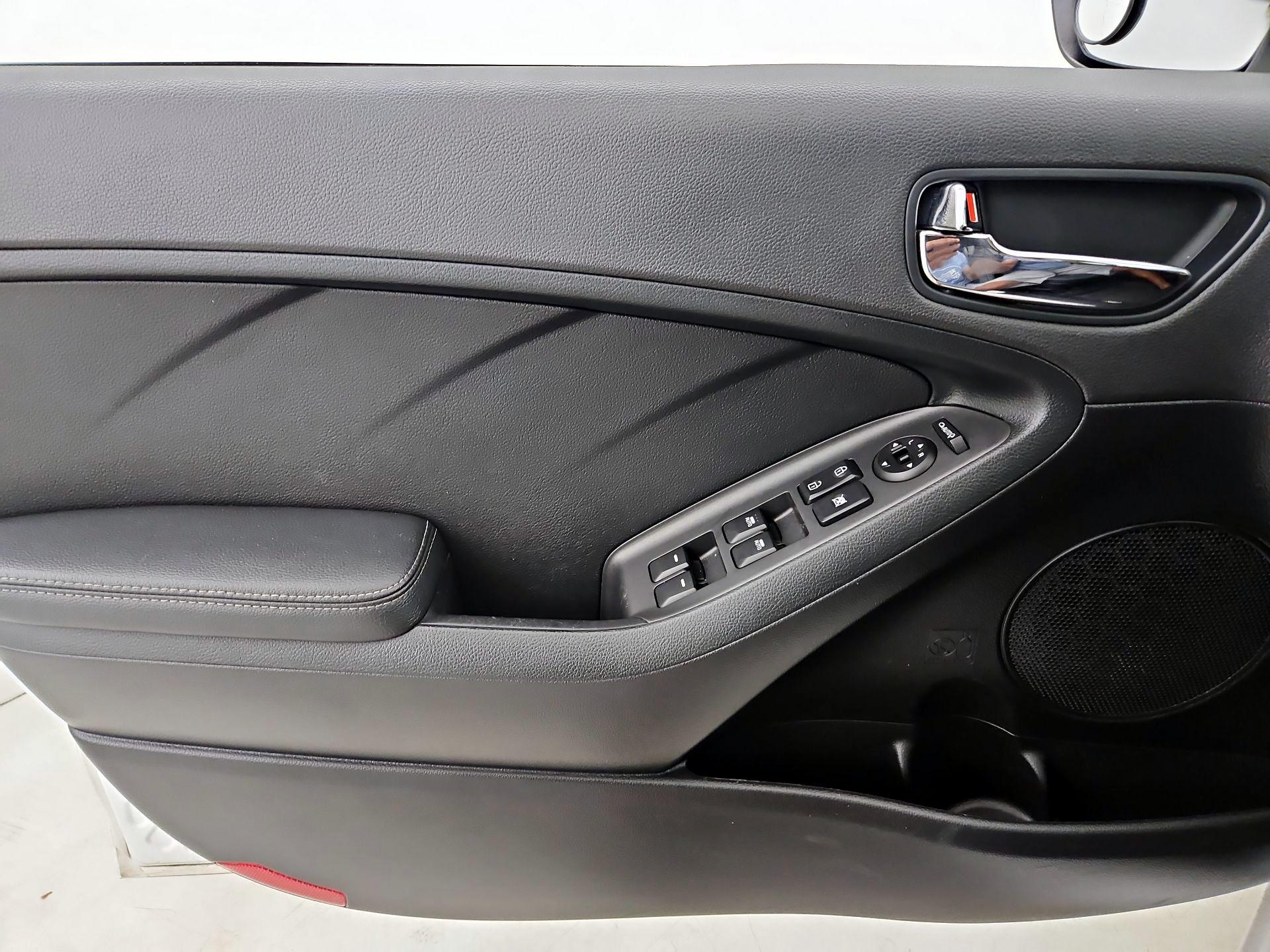 Thumbnail: 2016 Kia Forte - 12