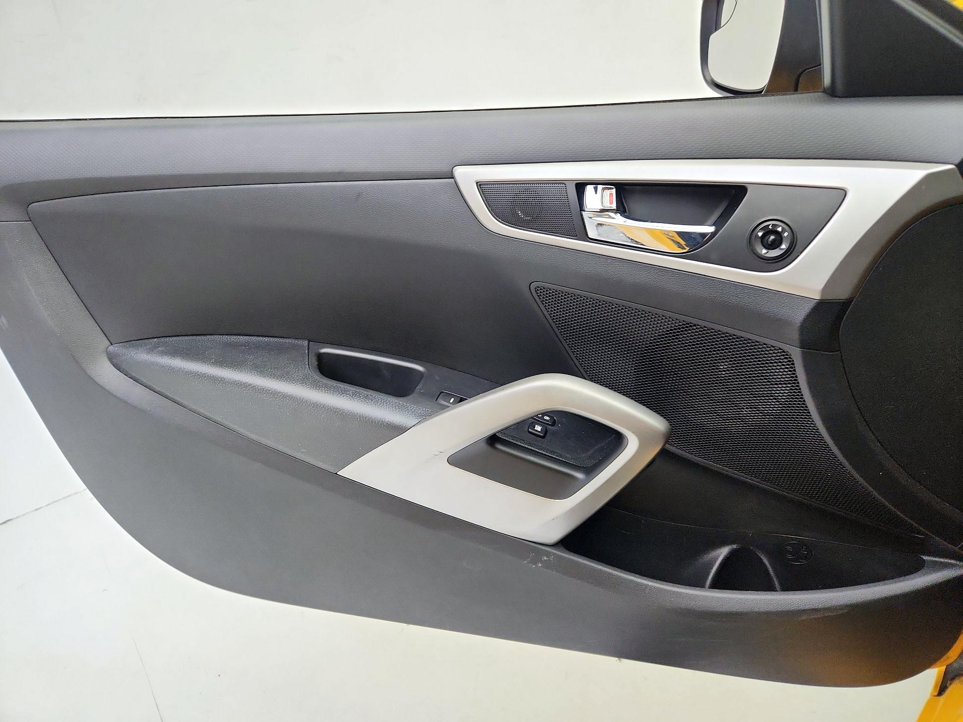 Thumbnail: 2015 Hyundai Veloster - 12