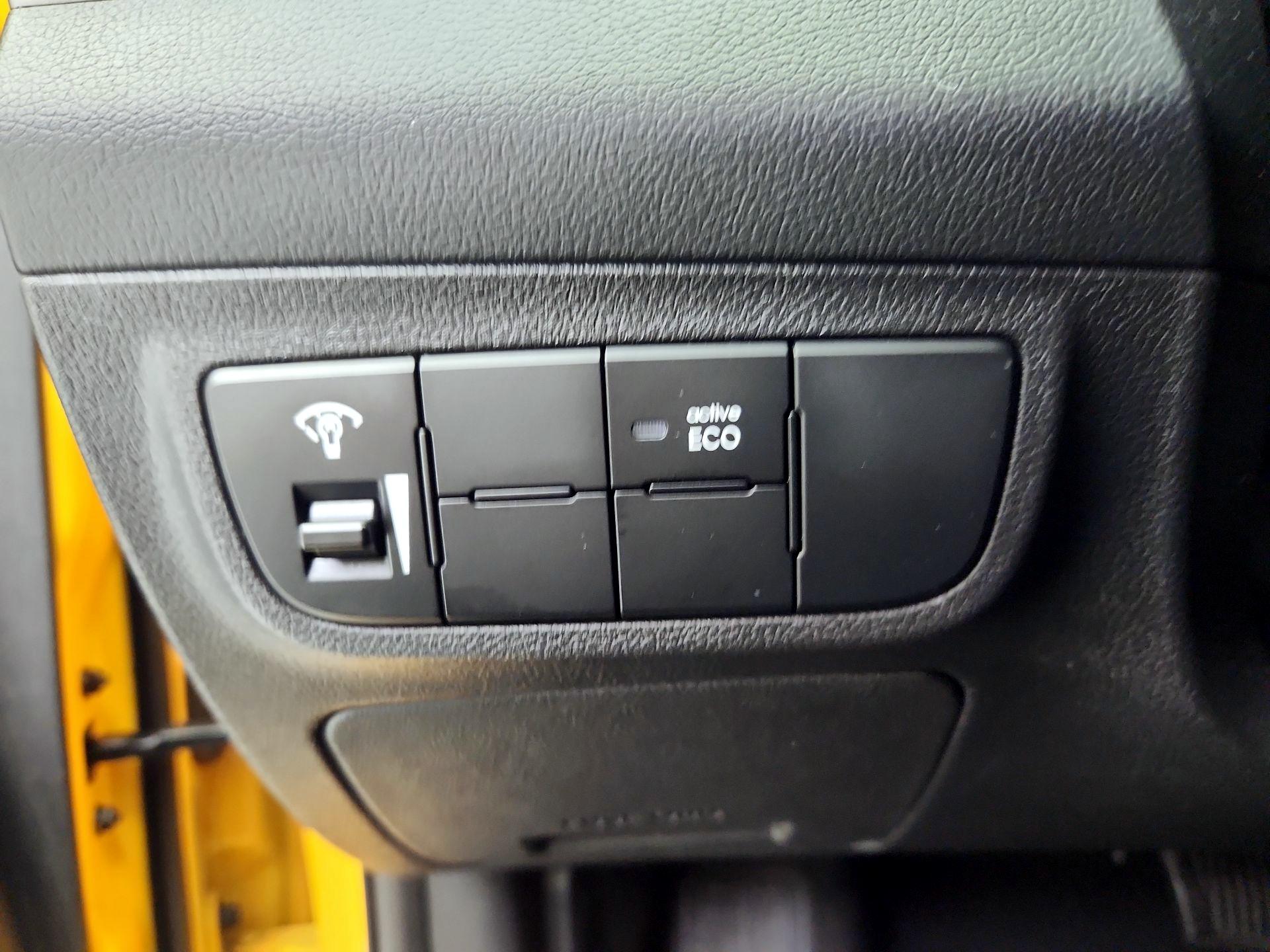 Thumbnail: 2015 Hyundai Veloster - 13