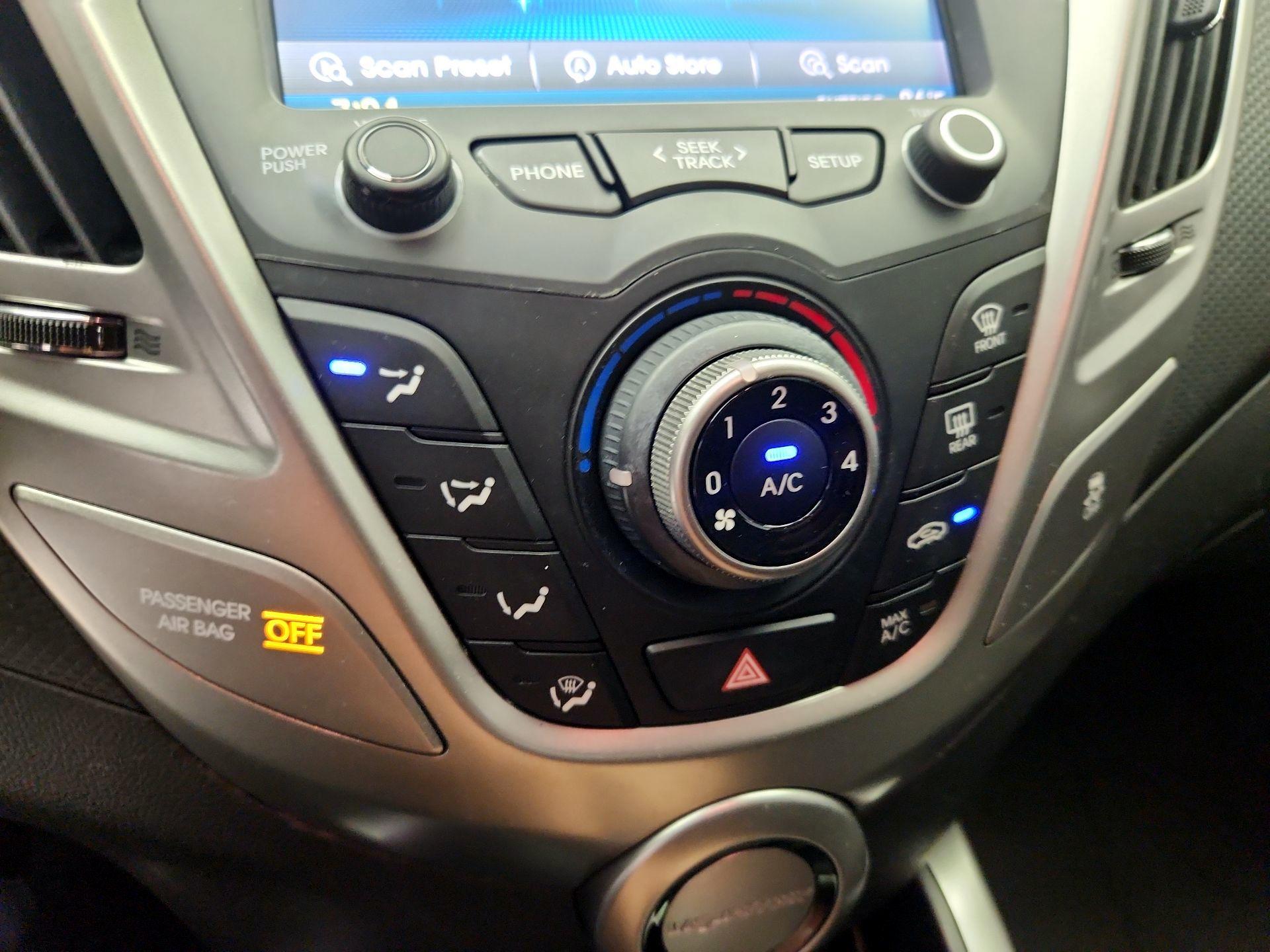 Thumbnail: 2015 Hyundai Veloster - 16