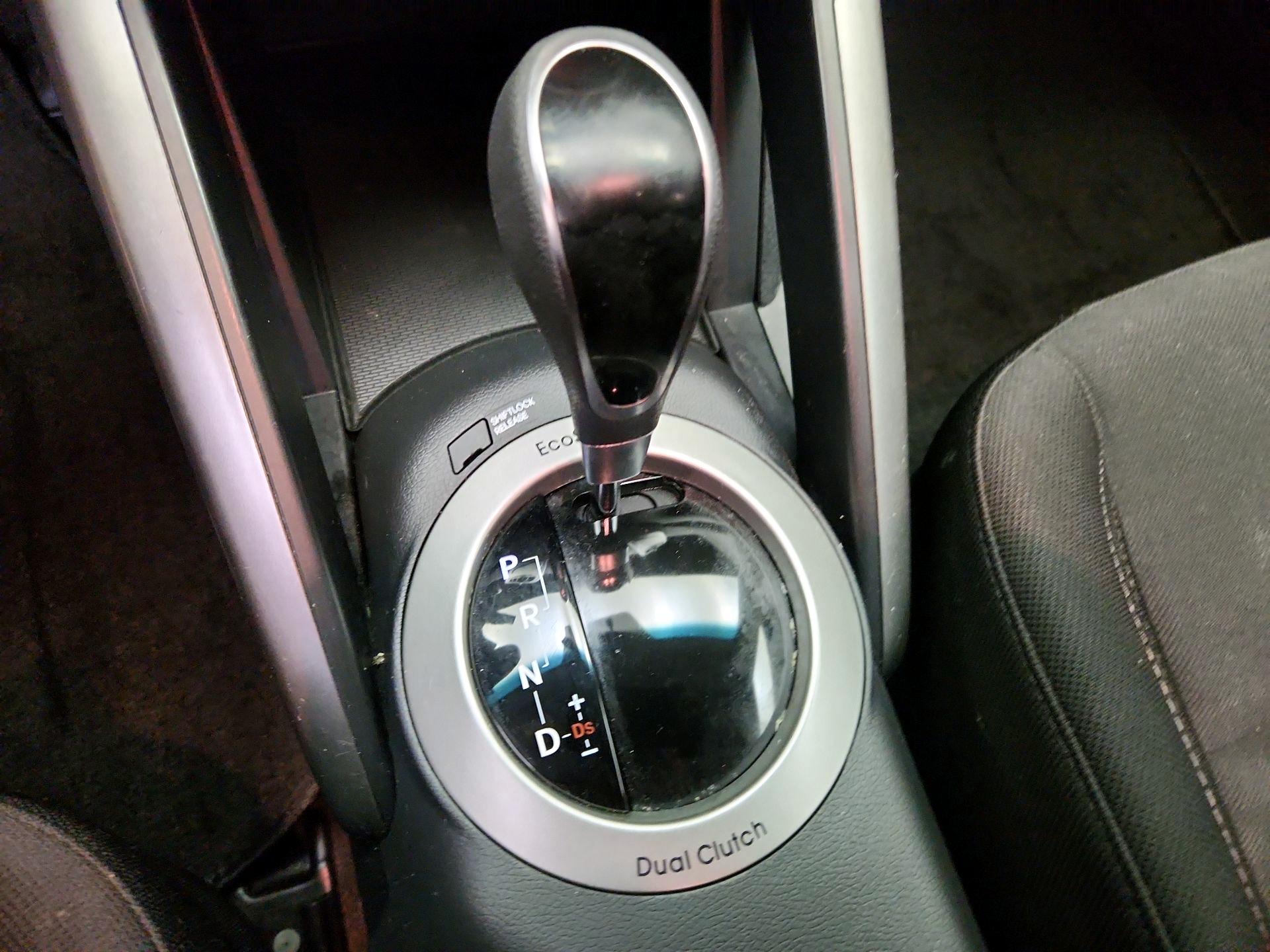 Thumbnail: 2015 Hyundai Veloster - 17