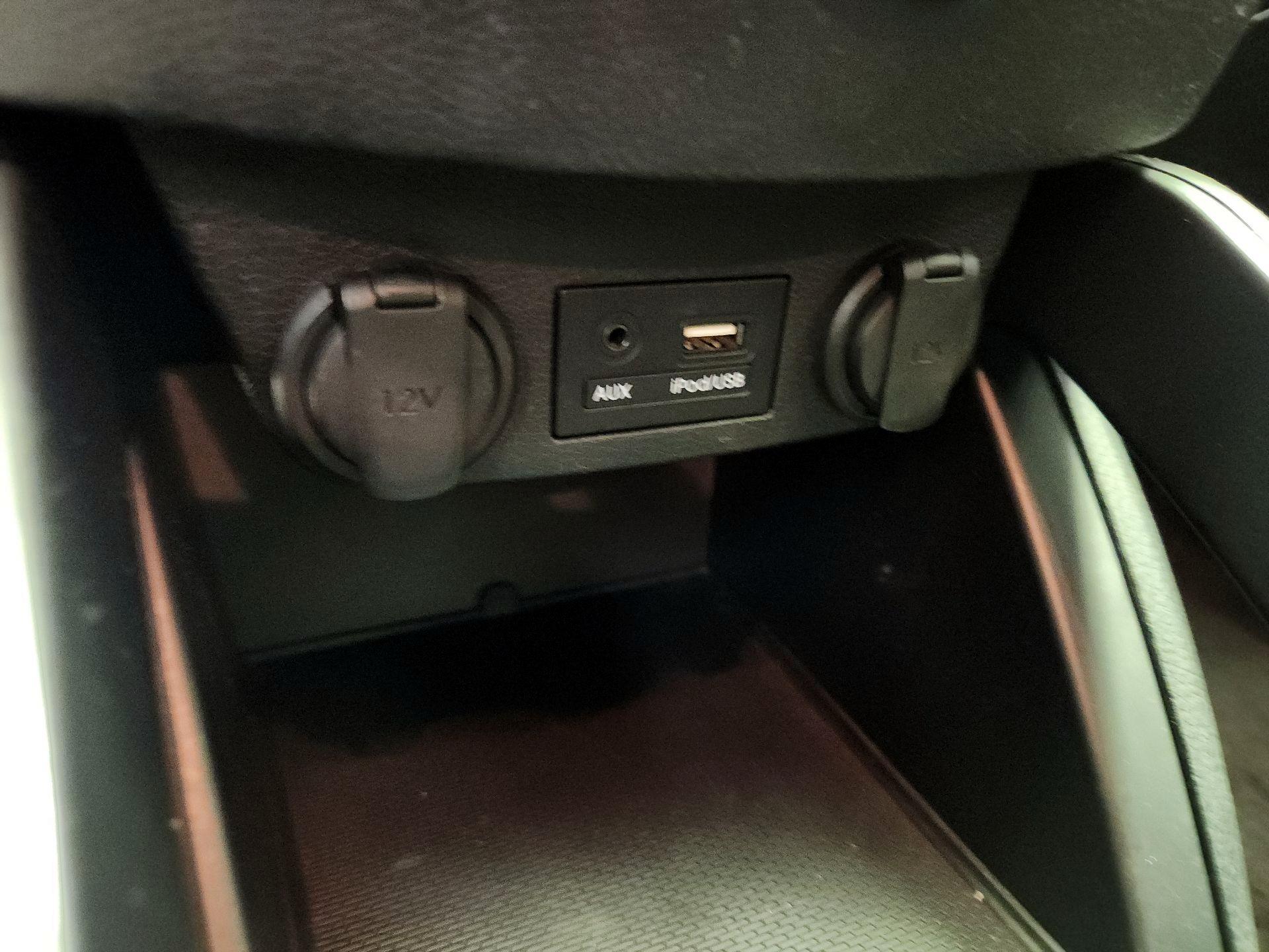 Thumbnail: 2015 Hyundai Veloster - 18