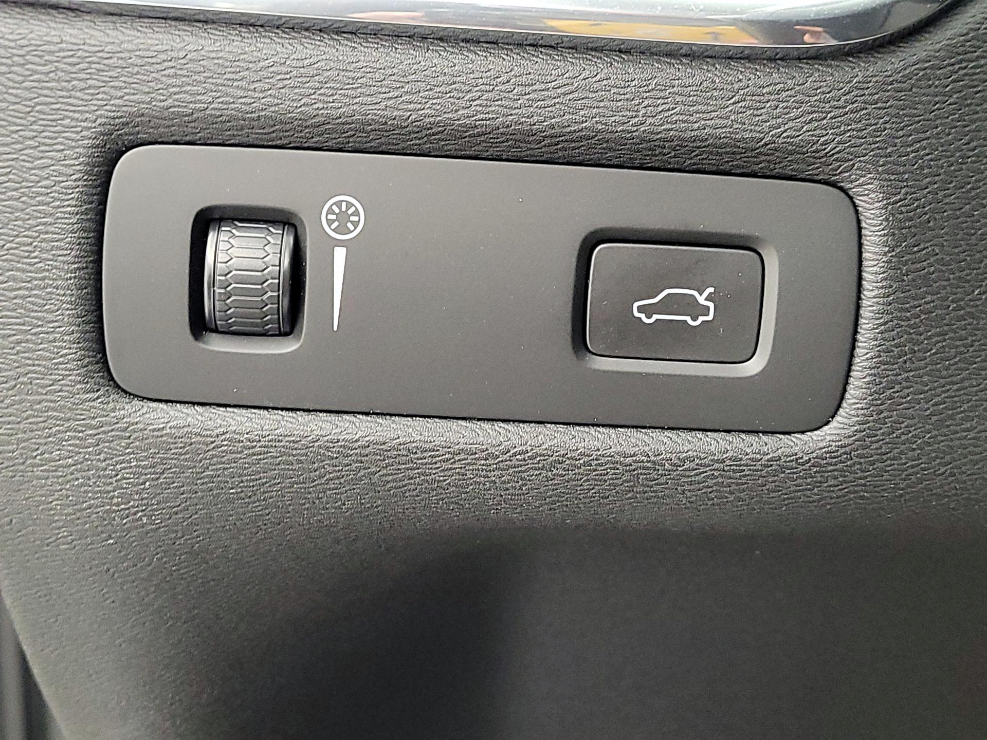 Thumbnail: 2021 Volvo XC60 - 13