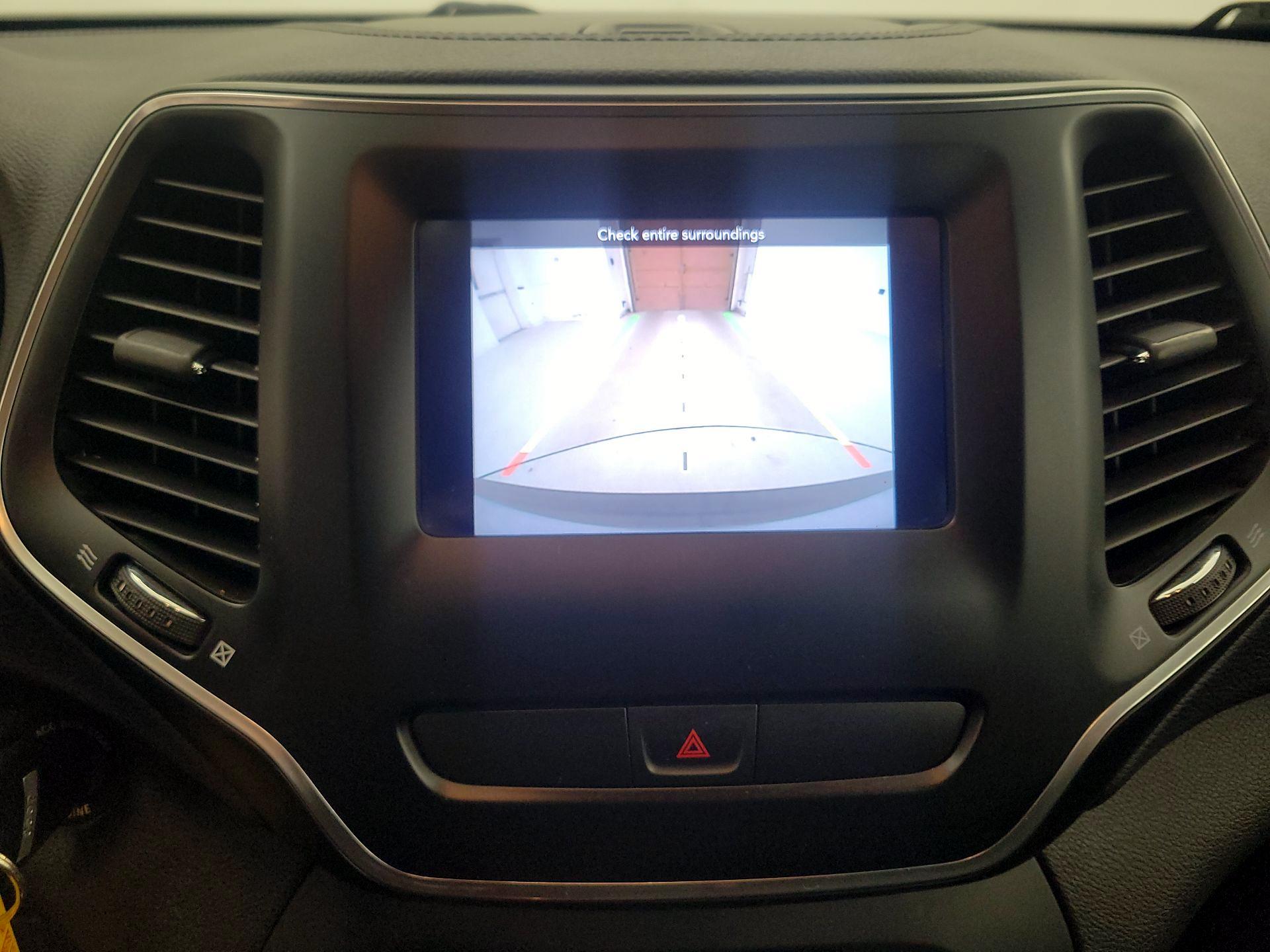 Thumbnail: 2019 Jeep Cherokee - 14