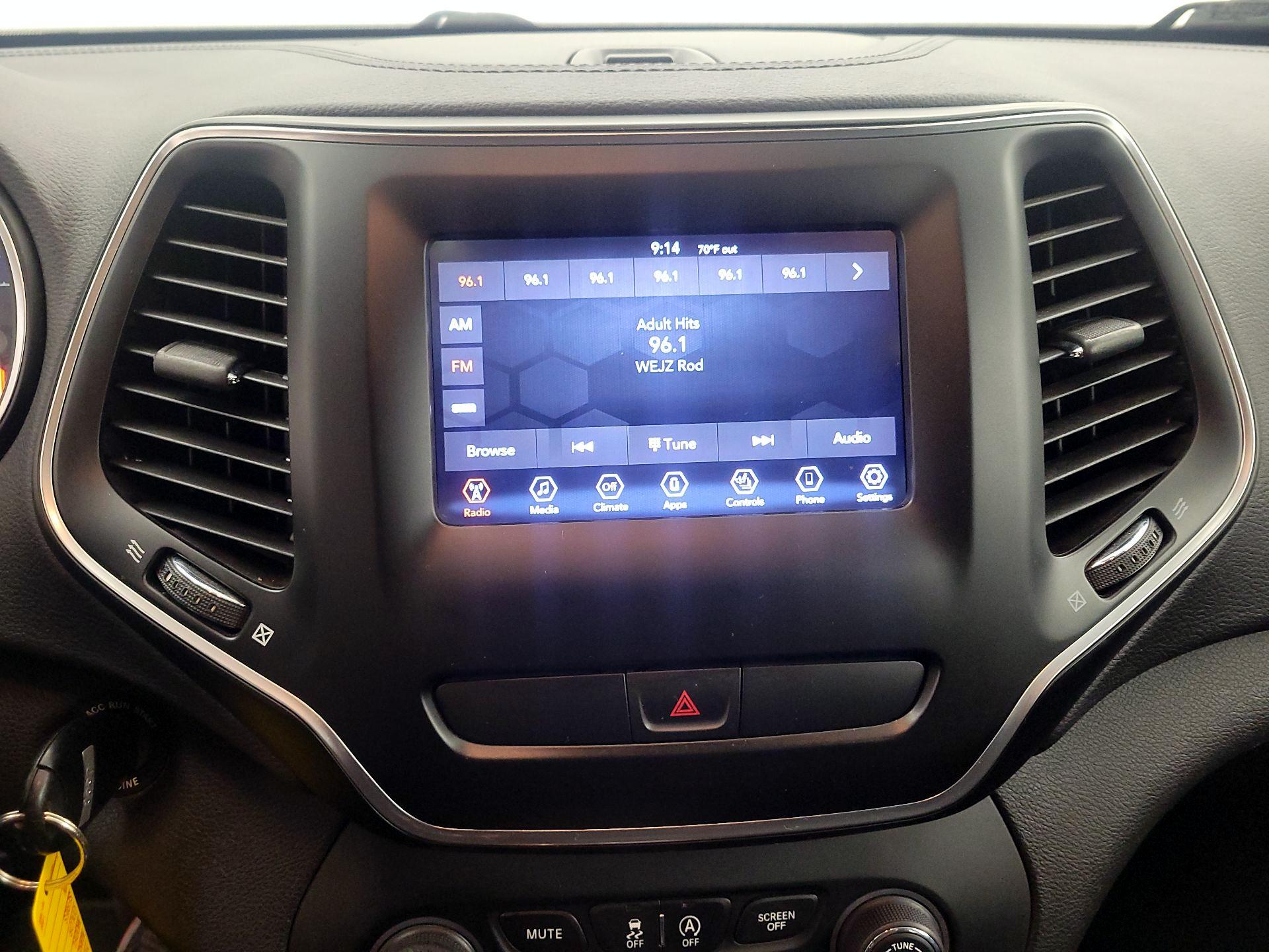 Thumbnail: 2019 Jeep Cherokee - 15