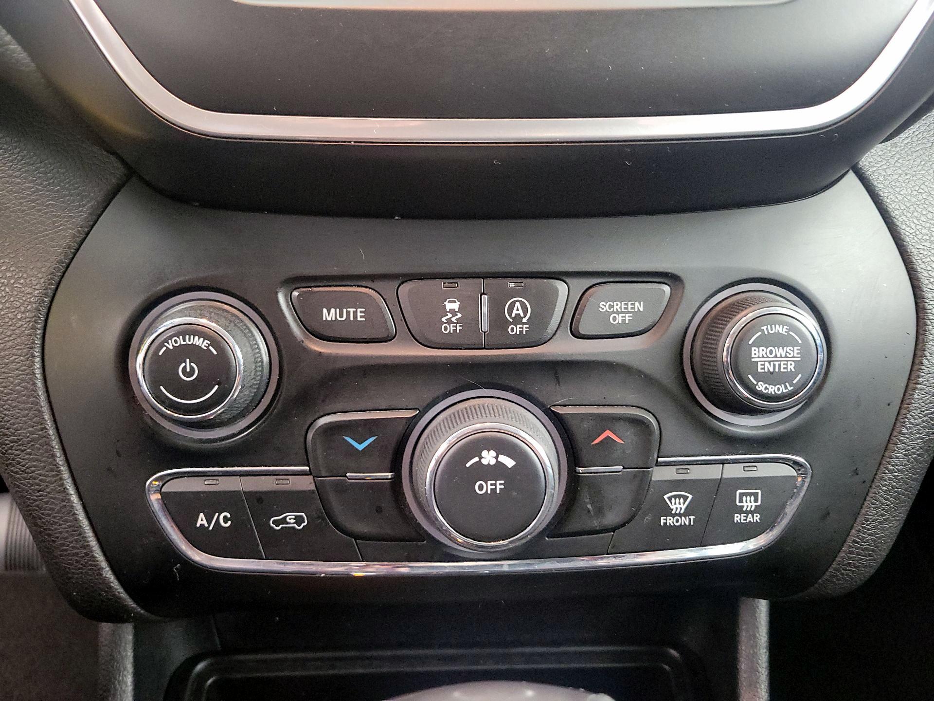 Thumbnail: 2019 Jeep Cherokee - 16