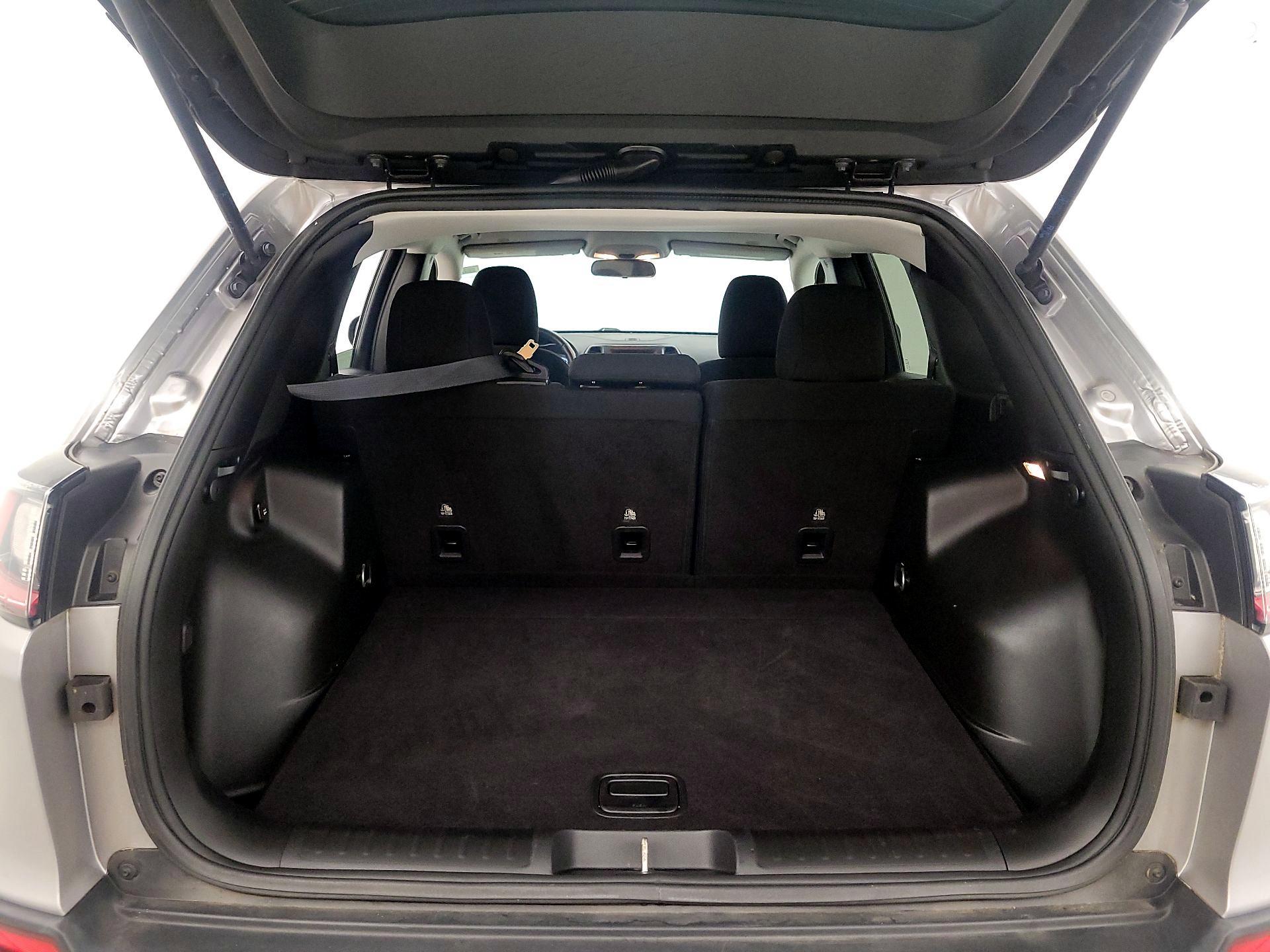 Thumbnail: 2019 Jeep Cherokee - 20