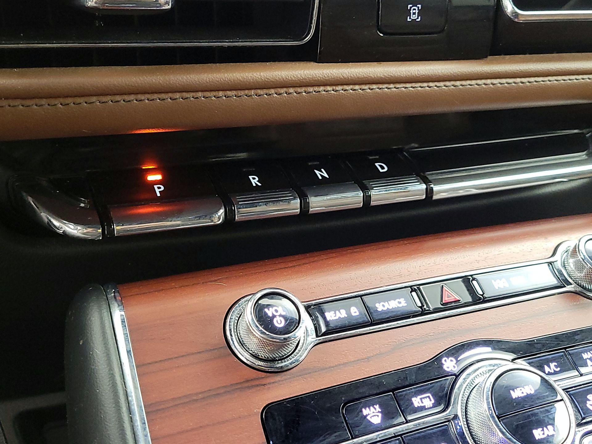 Thumbnail: 2022 Lincoln Aviator - 17