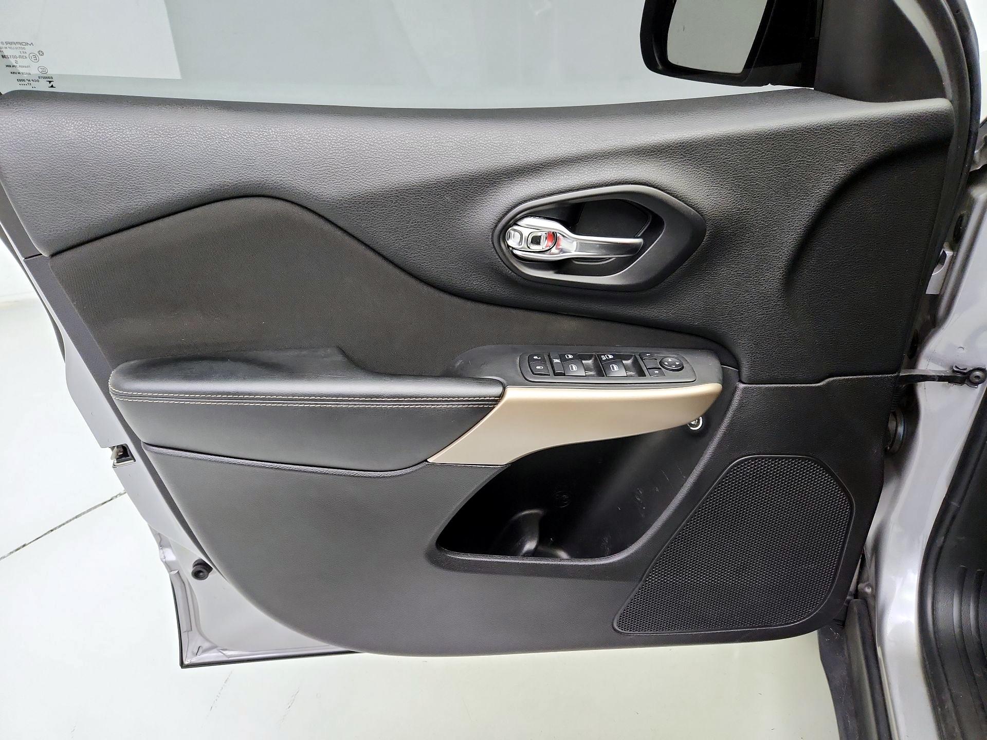 Thumbnail: 2018 Jeep Cherokee - 12