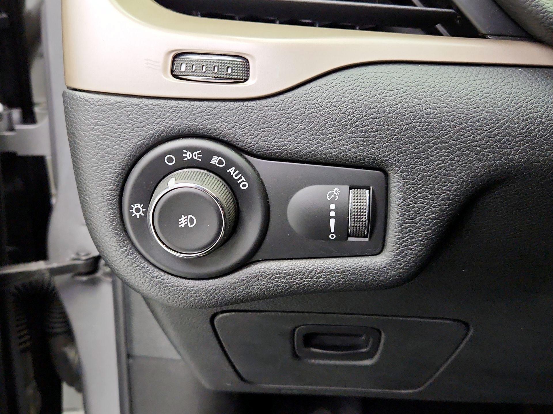 Thumbnail: 2018 Jeep Cherokee - 13